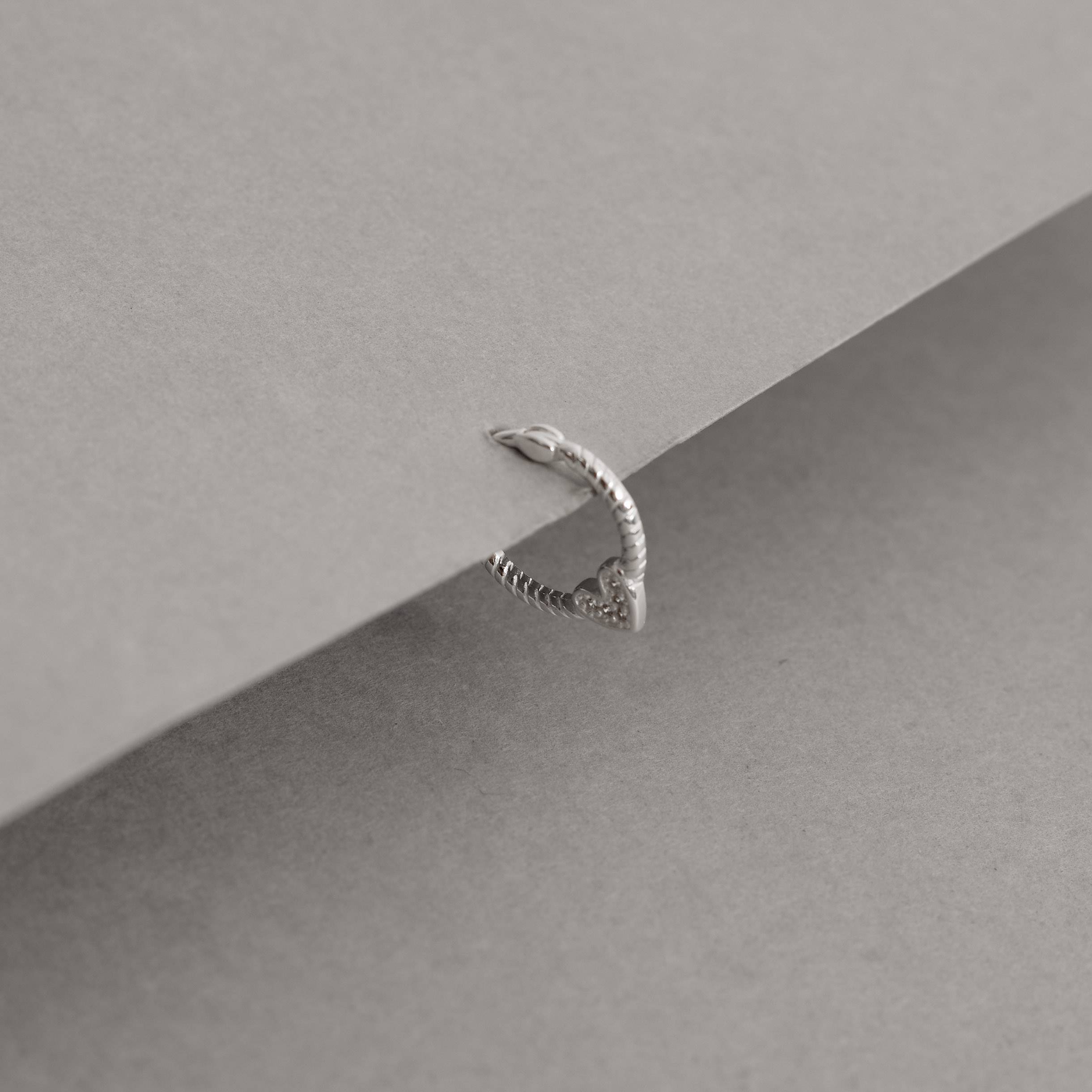 Imagem Piercing argola torcida trava com coração cravejado 13mm orelha esquerda