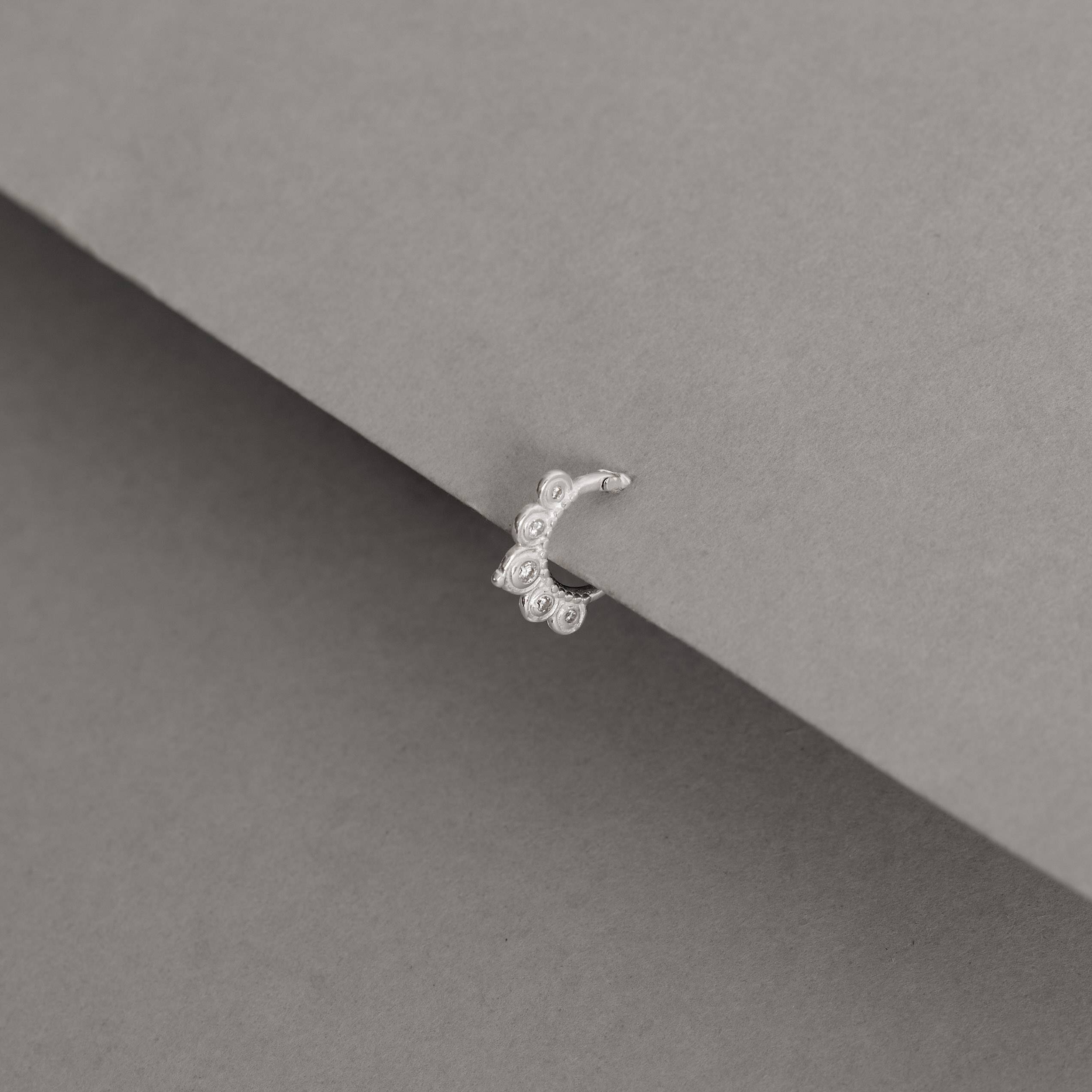 Imagem Piercing argola rendada zircônias 7mm trava orelha direita