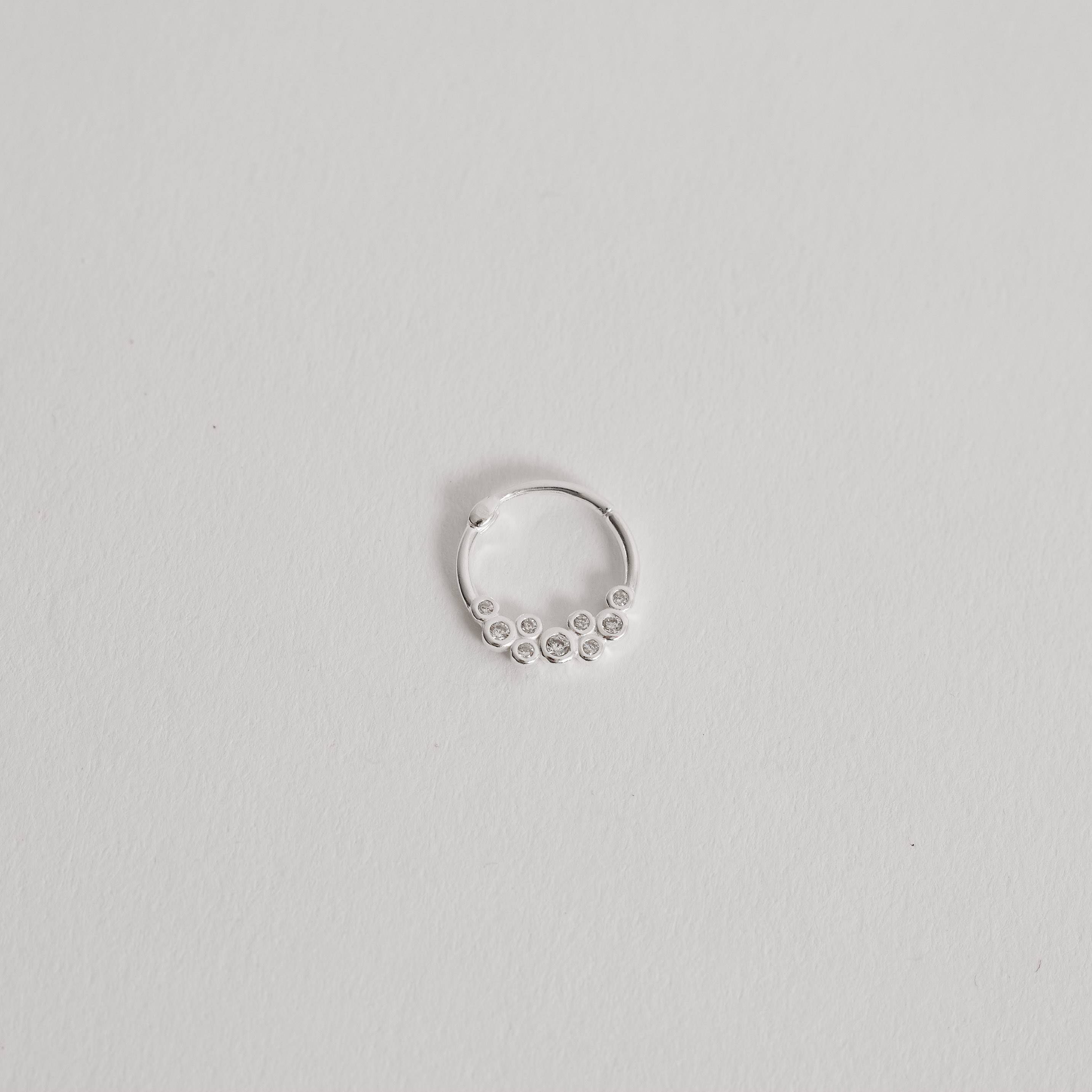 Imagem Piercing argola 12mm trava círculos com zircônias orelha esquerda