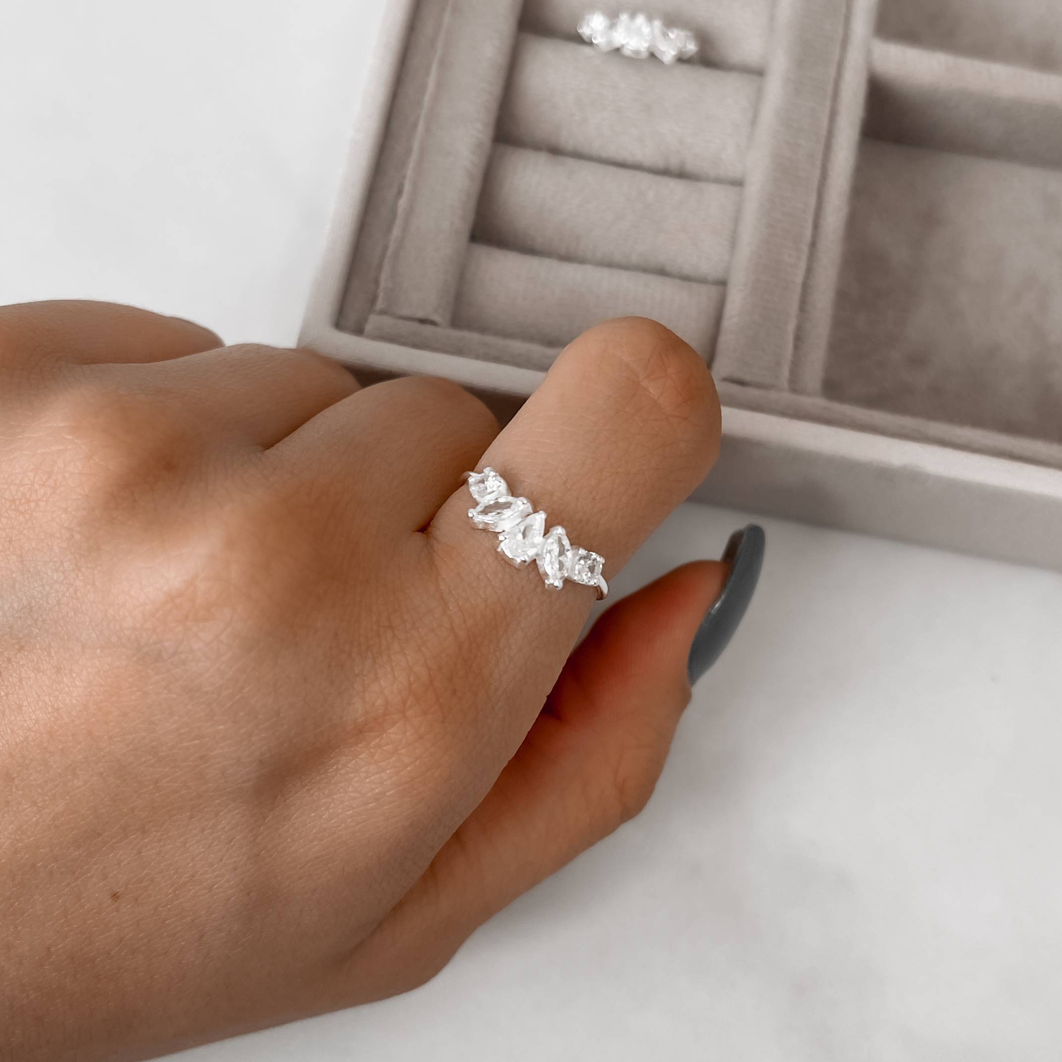 Imagem Secundária Anel zircônias redonda, navete e gota