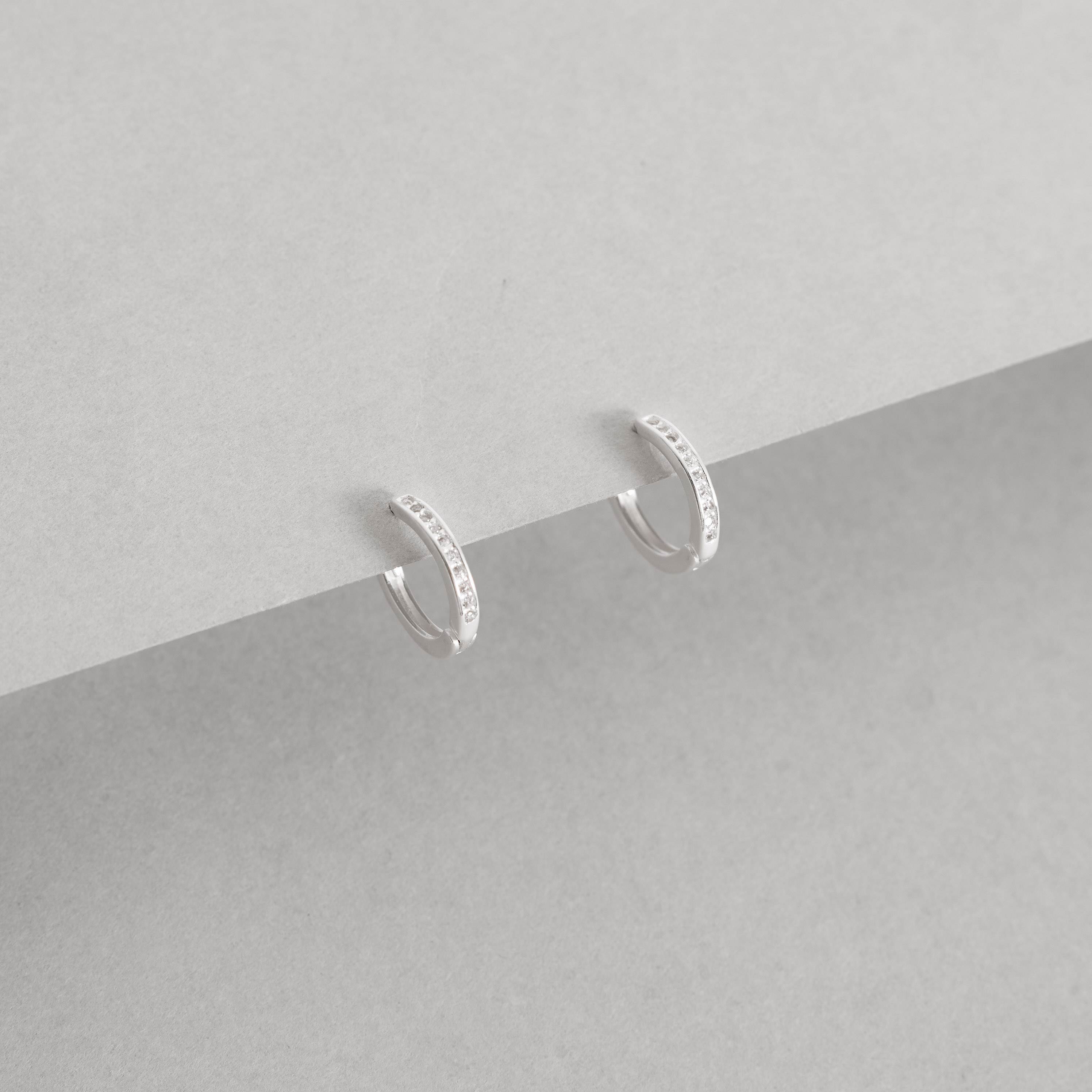Argola click 12mm cravejada fio quadrado