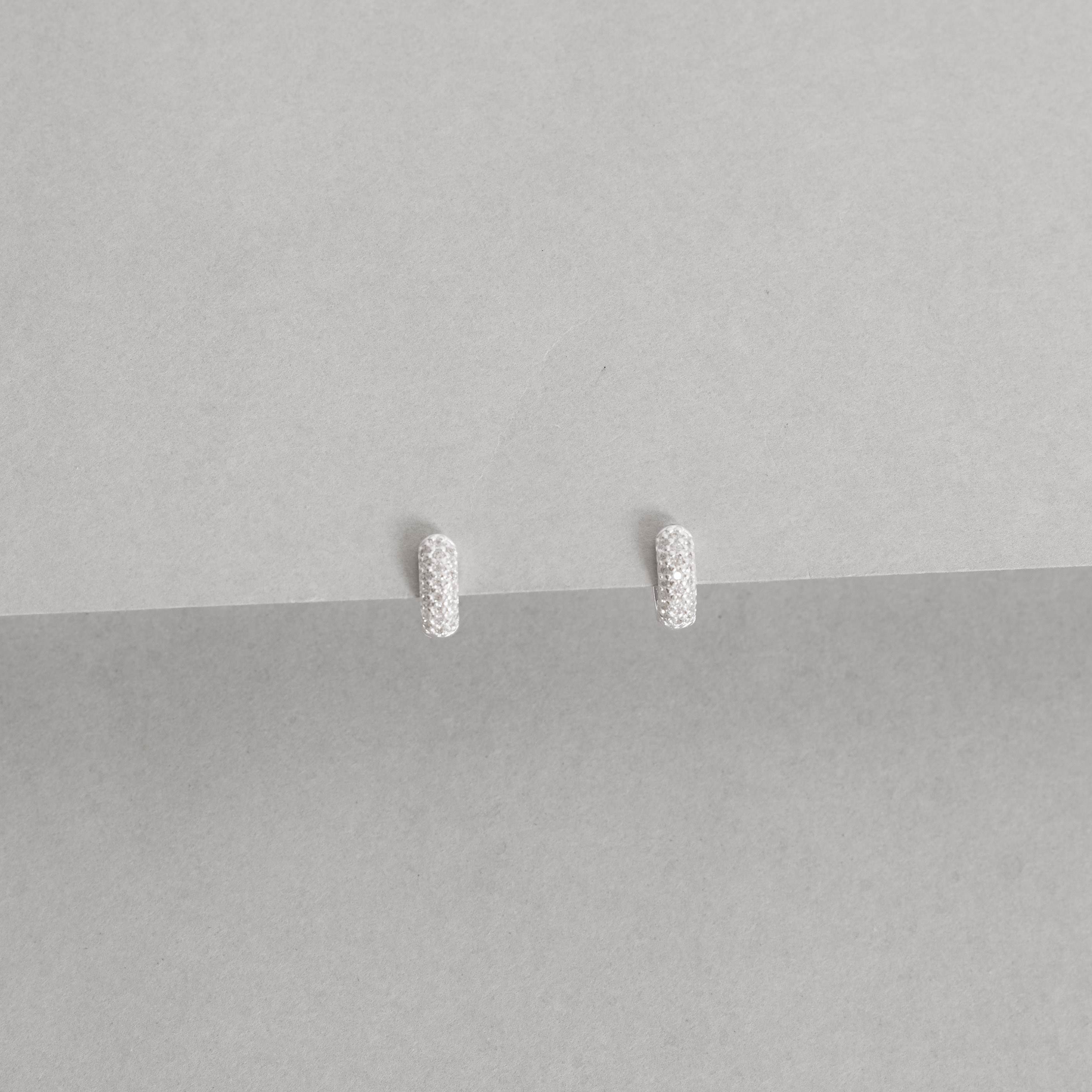 Argola click 9mm cravejada detalhe geométrico