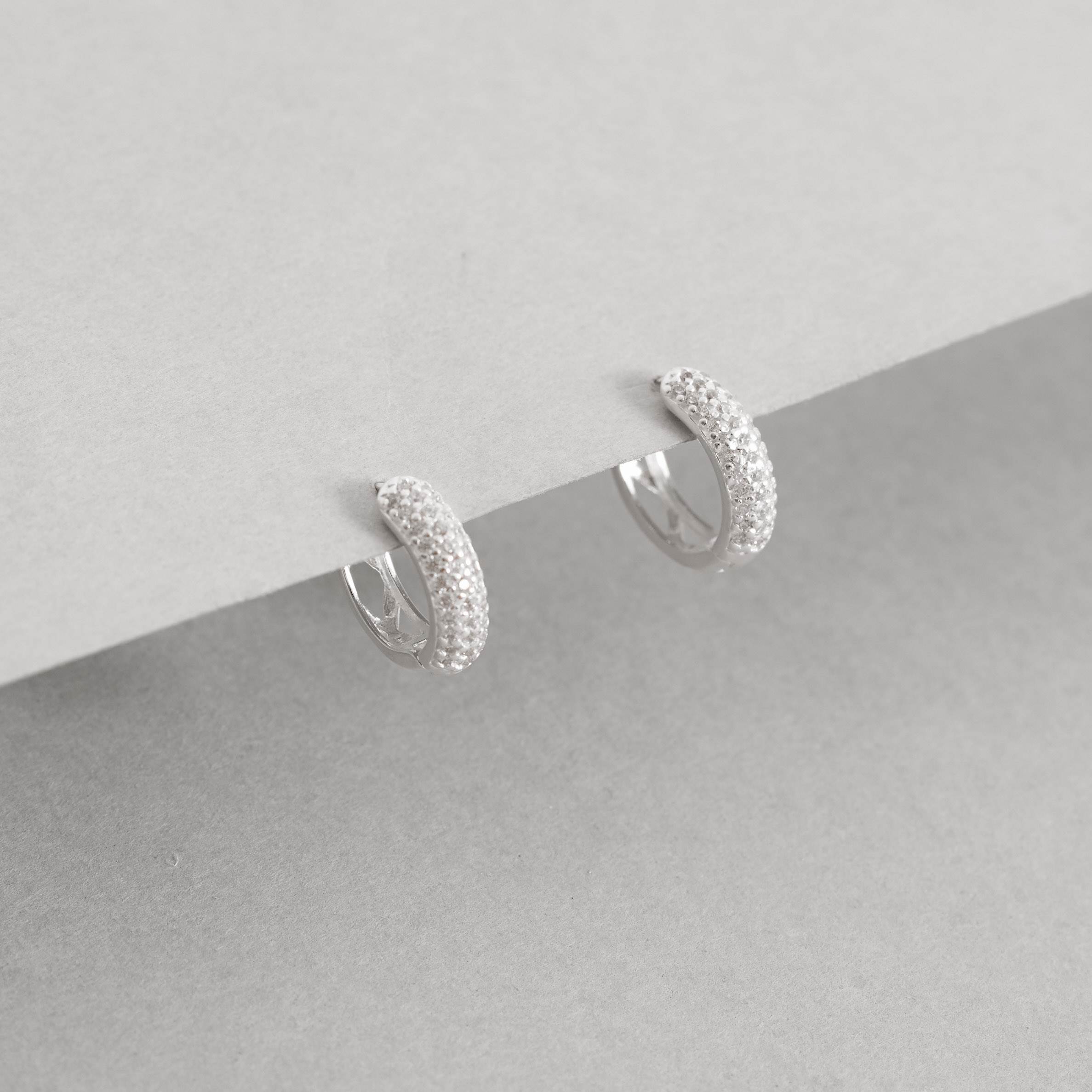 Argola click 13mm cravejada detalhe geométrico