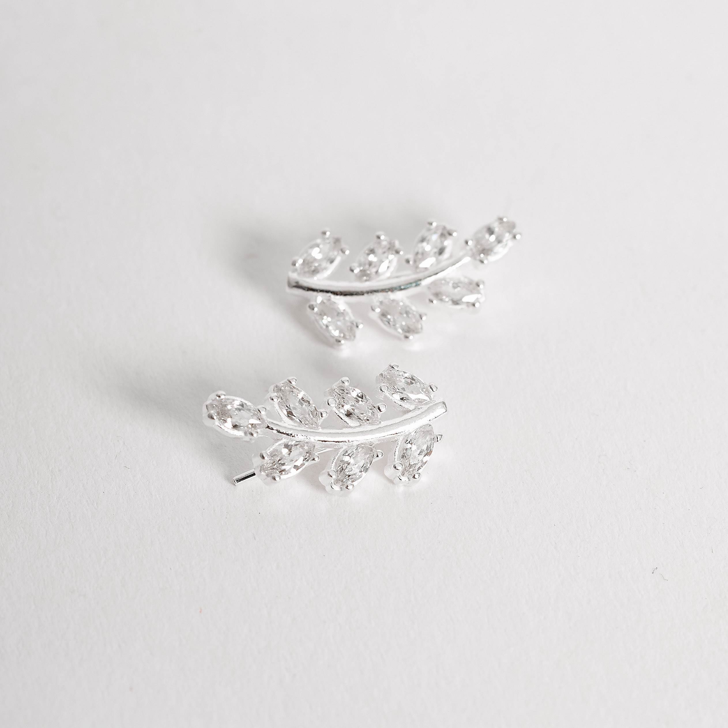 Imagem Secundária Brinco ear cuff hera com zircônias navete