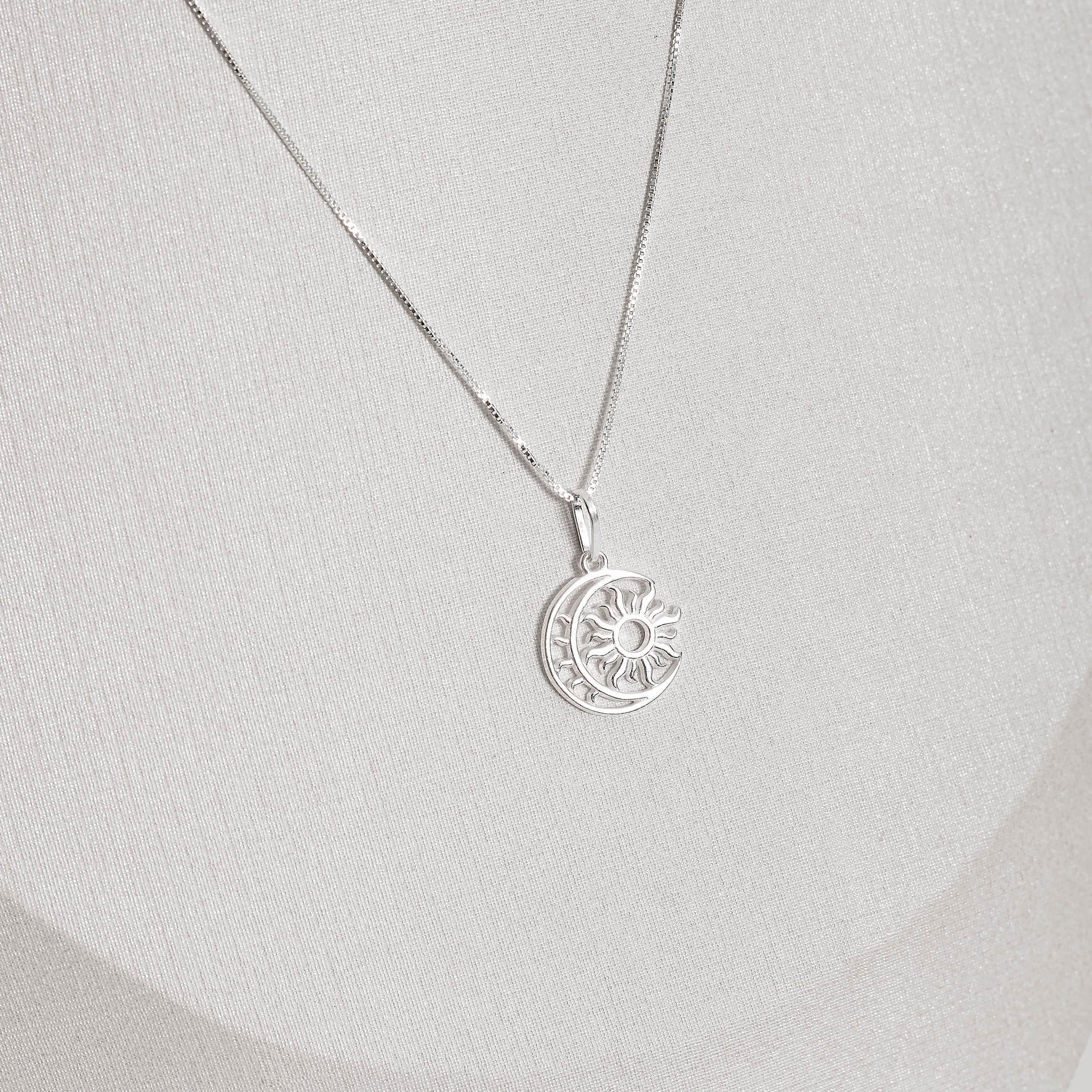 Colar pingente lua e sol 15mm 45cm