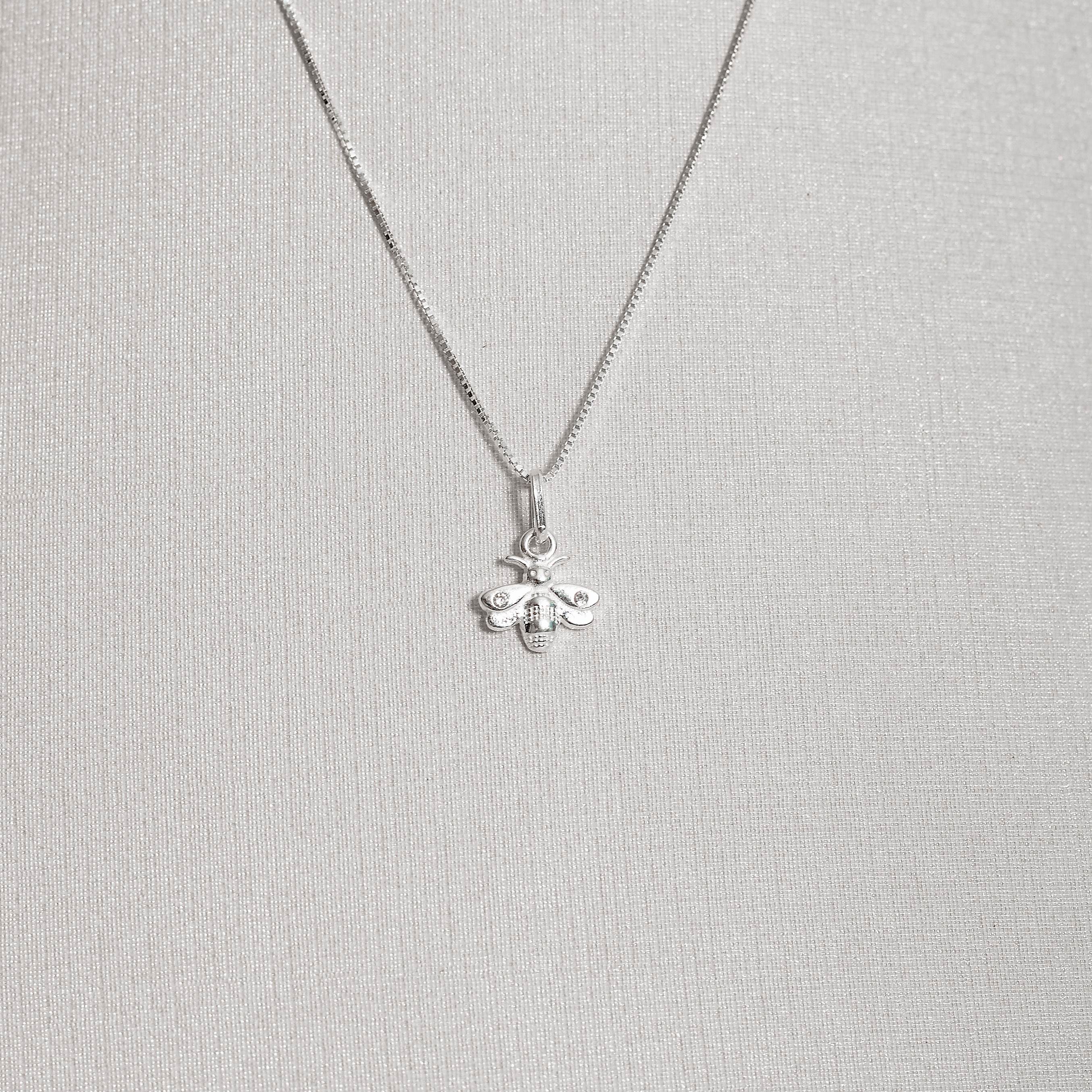 Colar pingente abelha detalhe zircônias 10mm 40cm