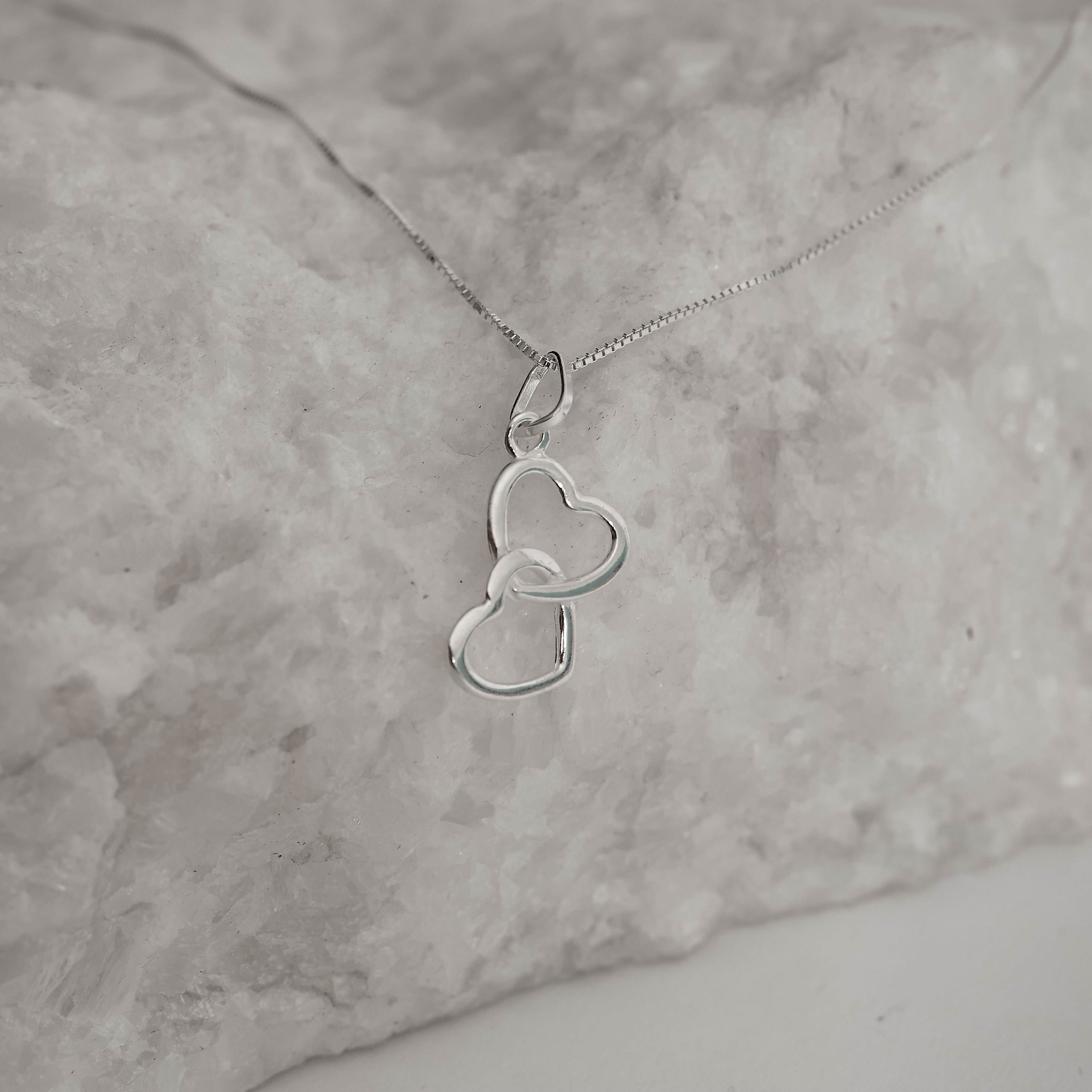 Imagem Secundária Colar pingente dois corações vazados 15mm 45cm