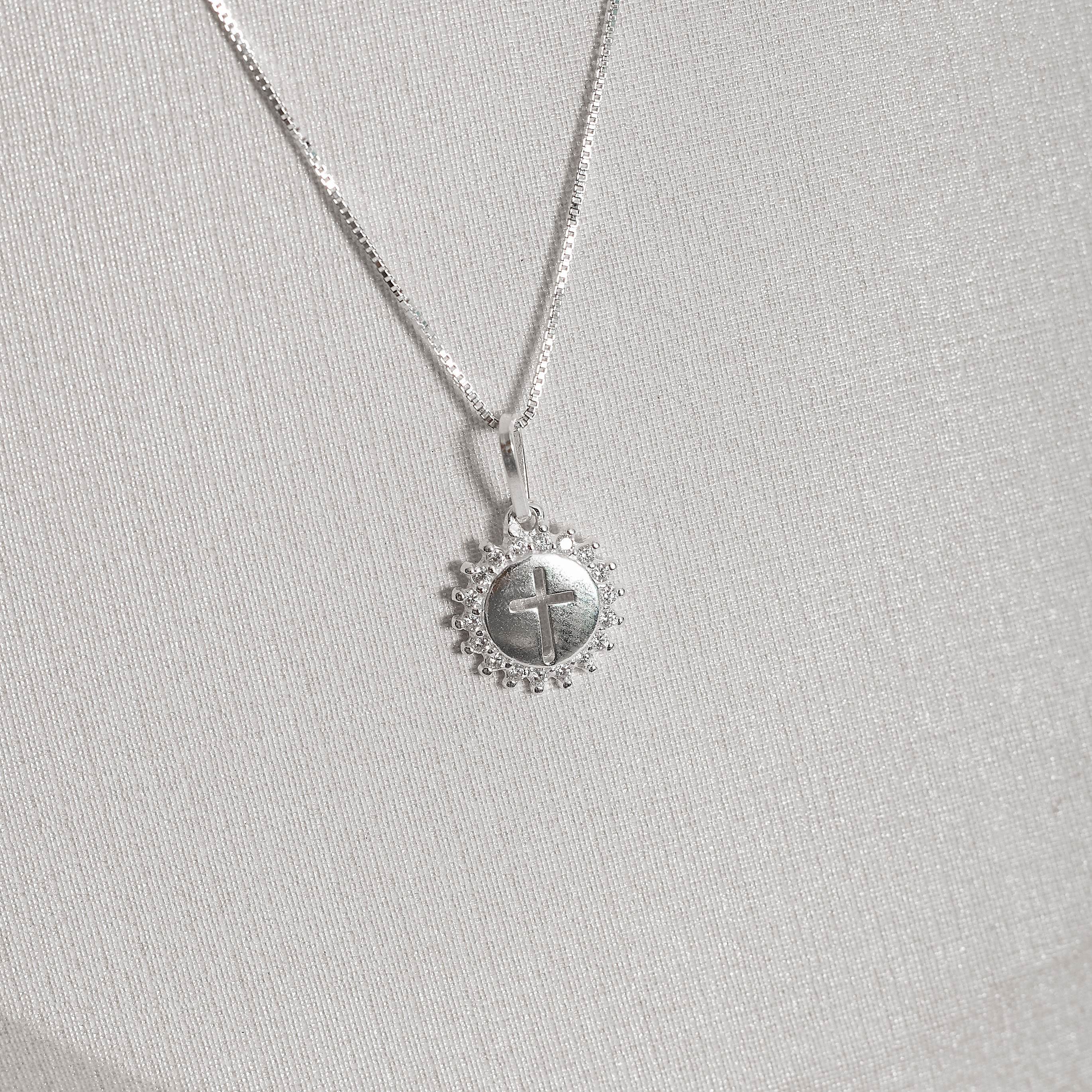 Colar pingente medalha cruz cravejada 12mm 45cm