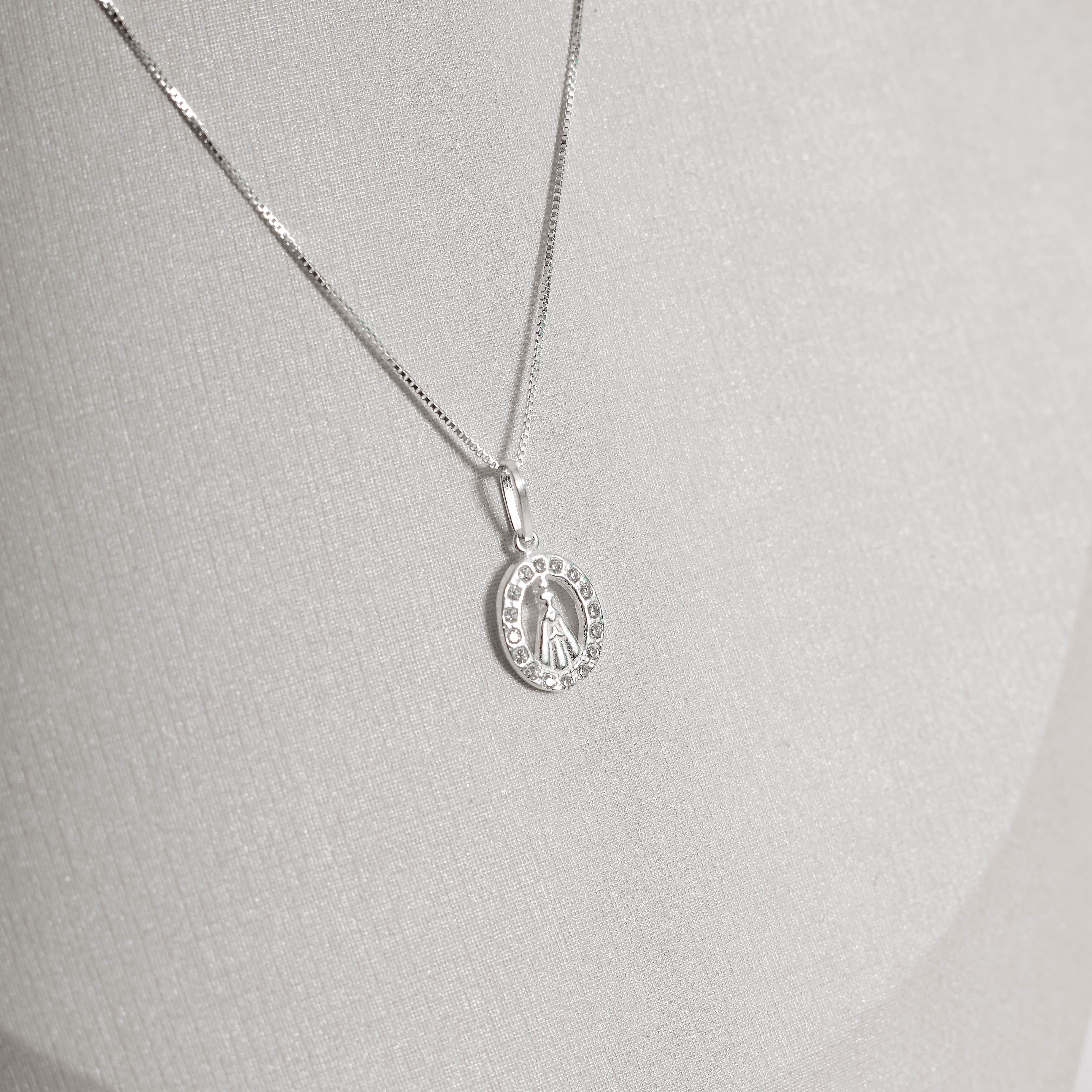 Colar pingente medalha Nsa. Sra. Aparecida vazada cravejada 12mm 45cm