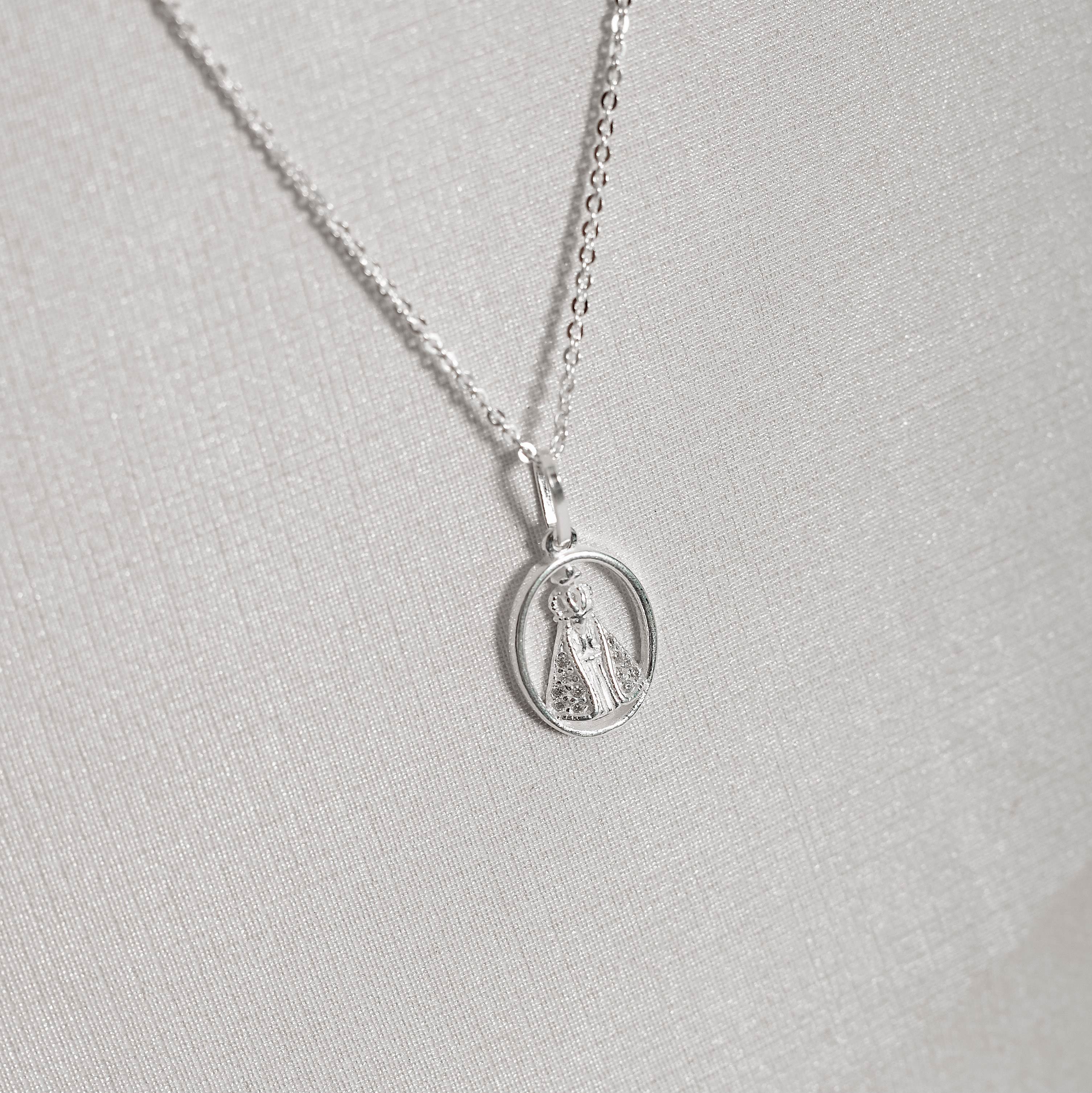 Colar pingente medalha Nsa. Sra. Aparecida cravejada 14mm corrente cadeadinho 45cm