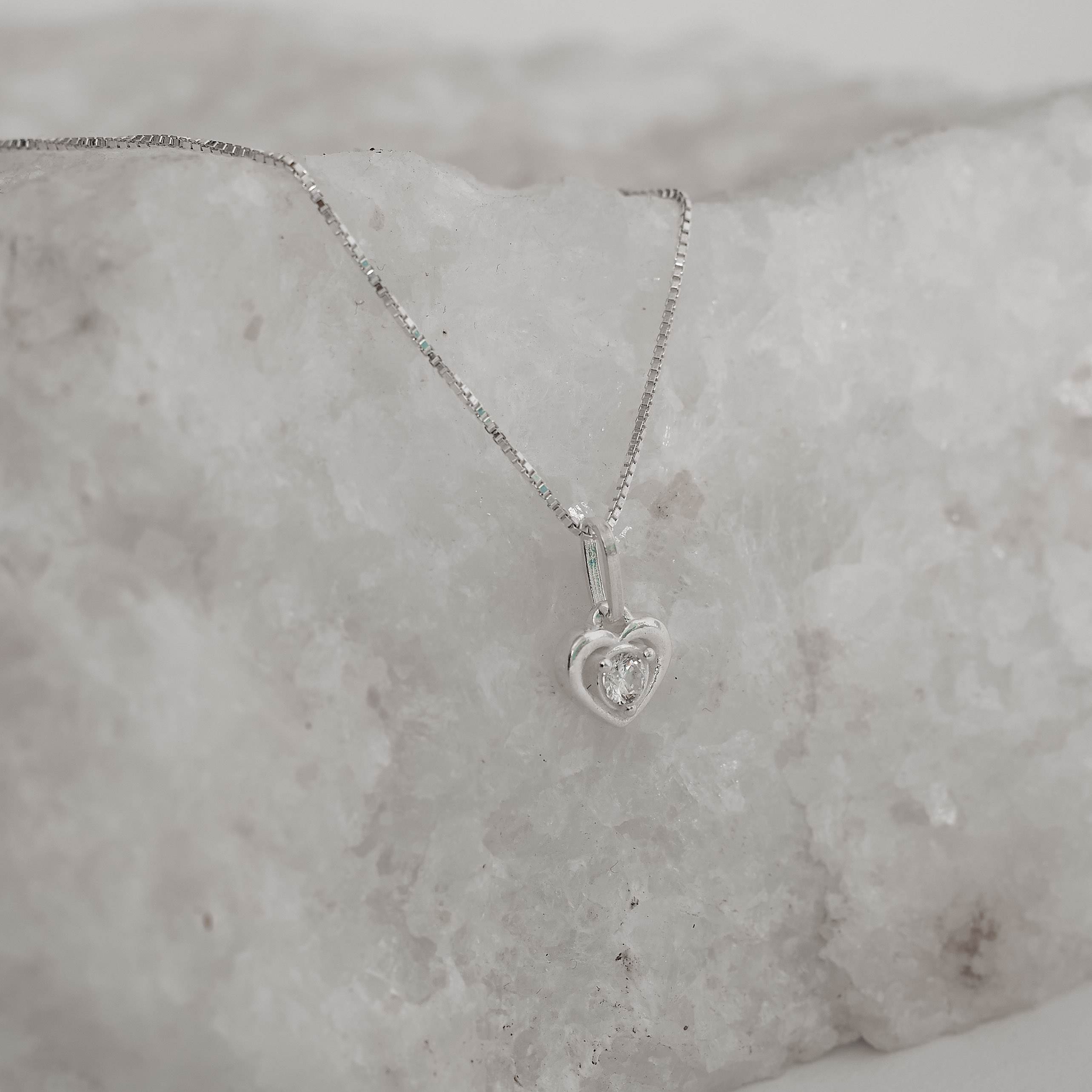 Imagem Secundária Colar pingente coração vazado com zircônia 8mm 40cm