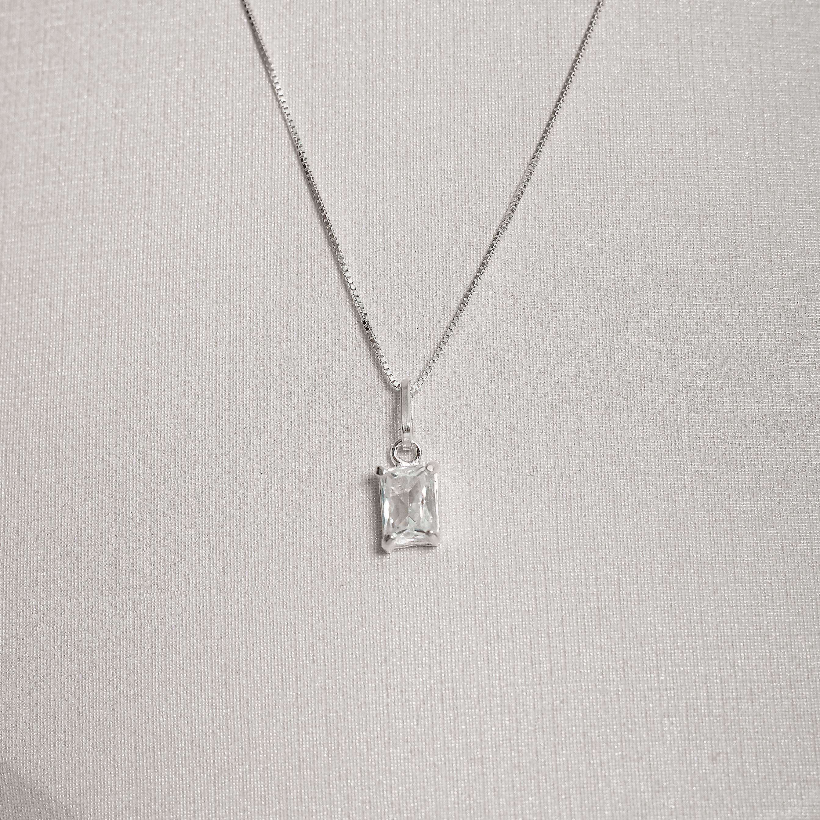 Colar pingente zircônia retangular cristal 7x5mm 45cm