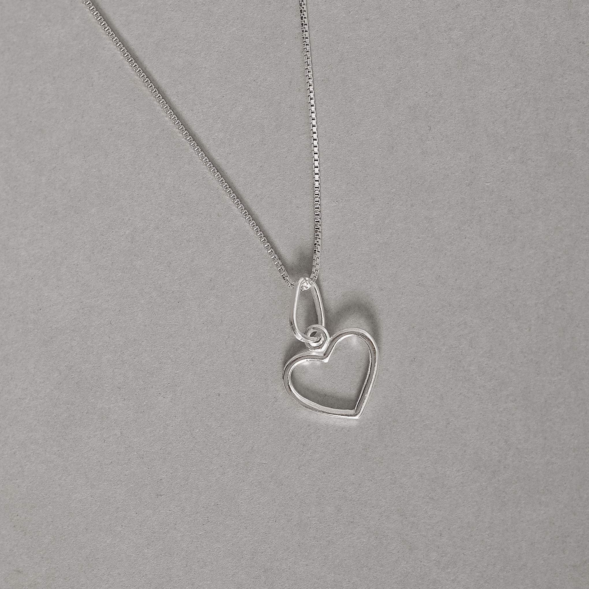 Colar pingente coração vazado 12mm 40cm