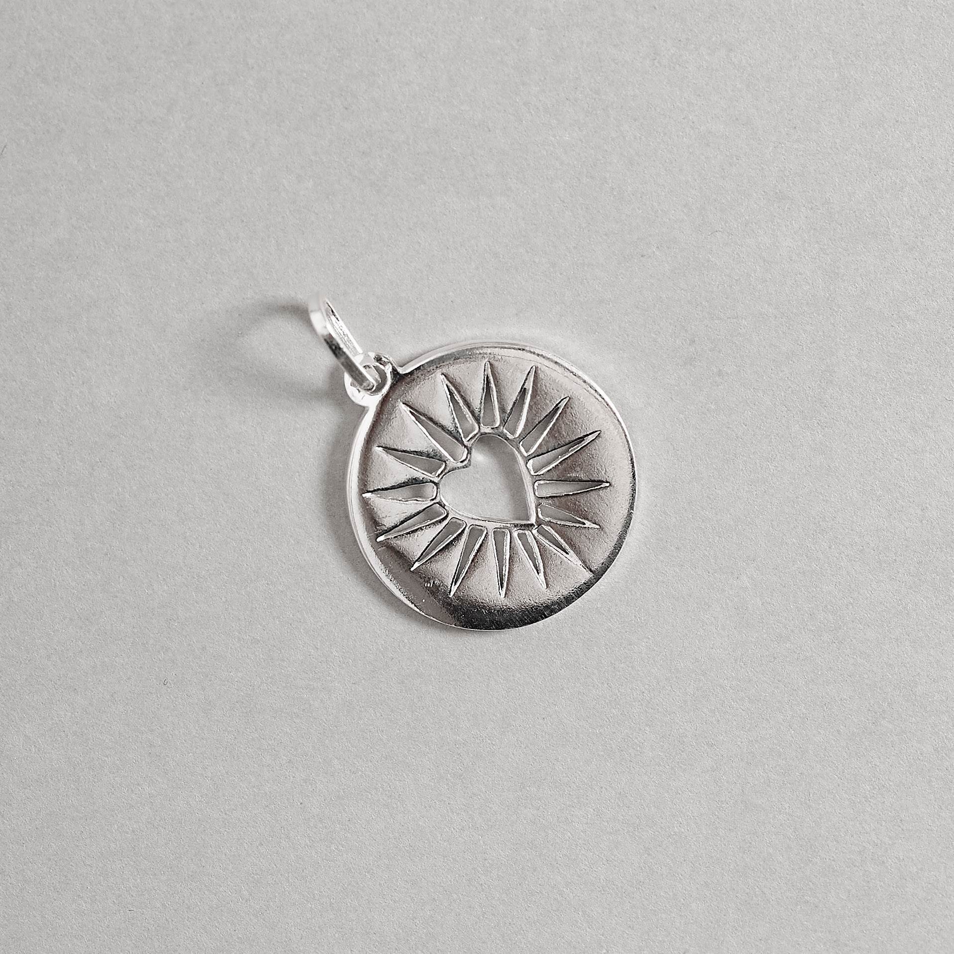 Pingente medalha coração com detalhes 18mm