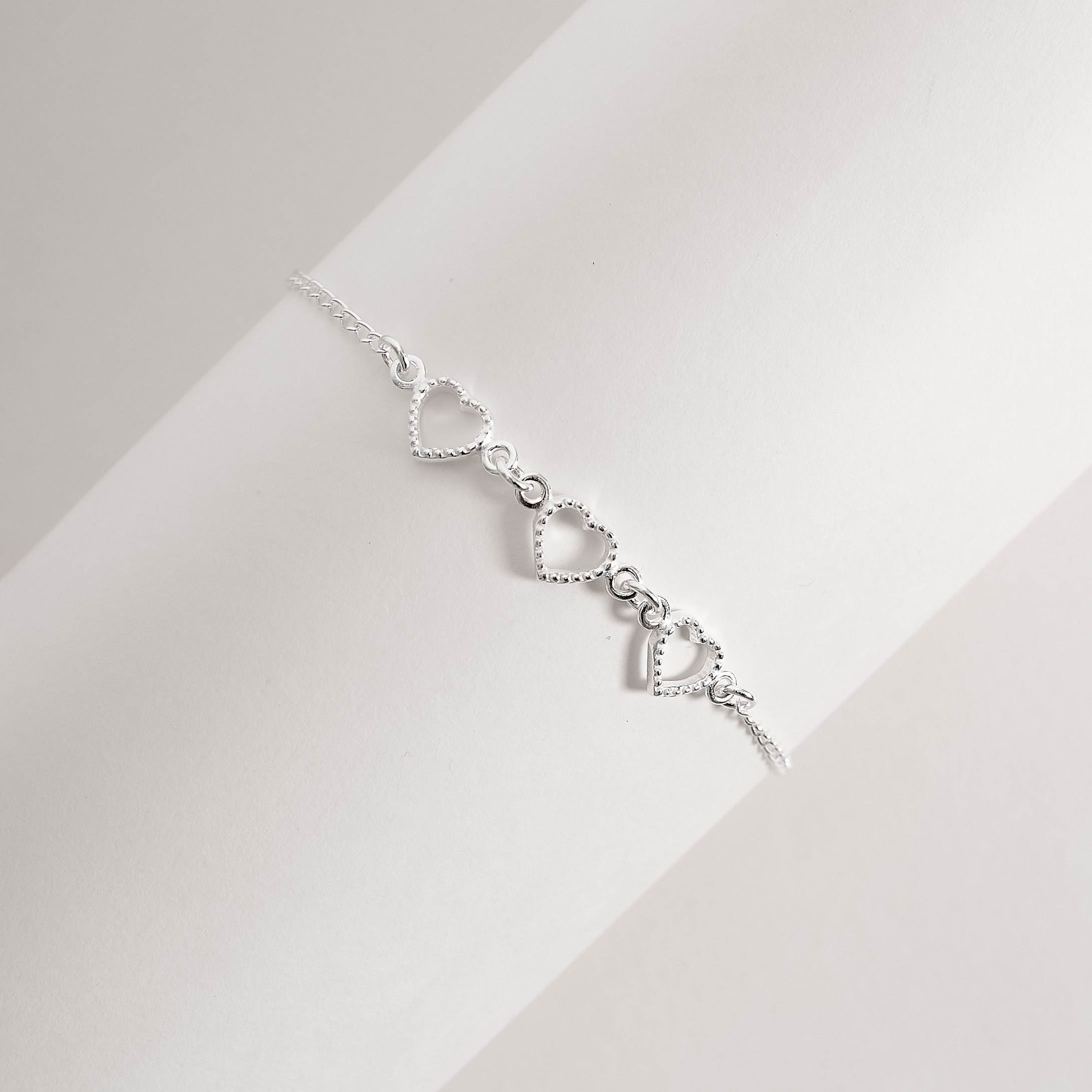 Pulseira entremeios corações vazados desenhados 7mm 18+3cm