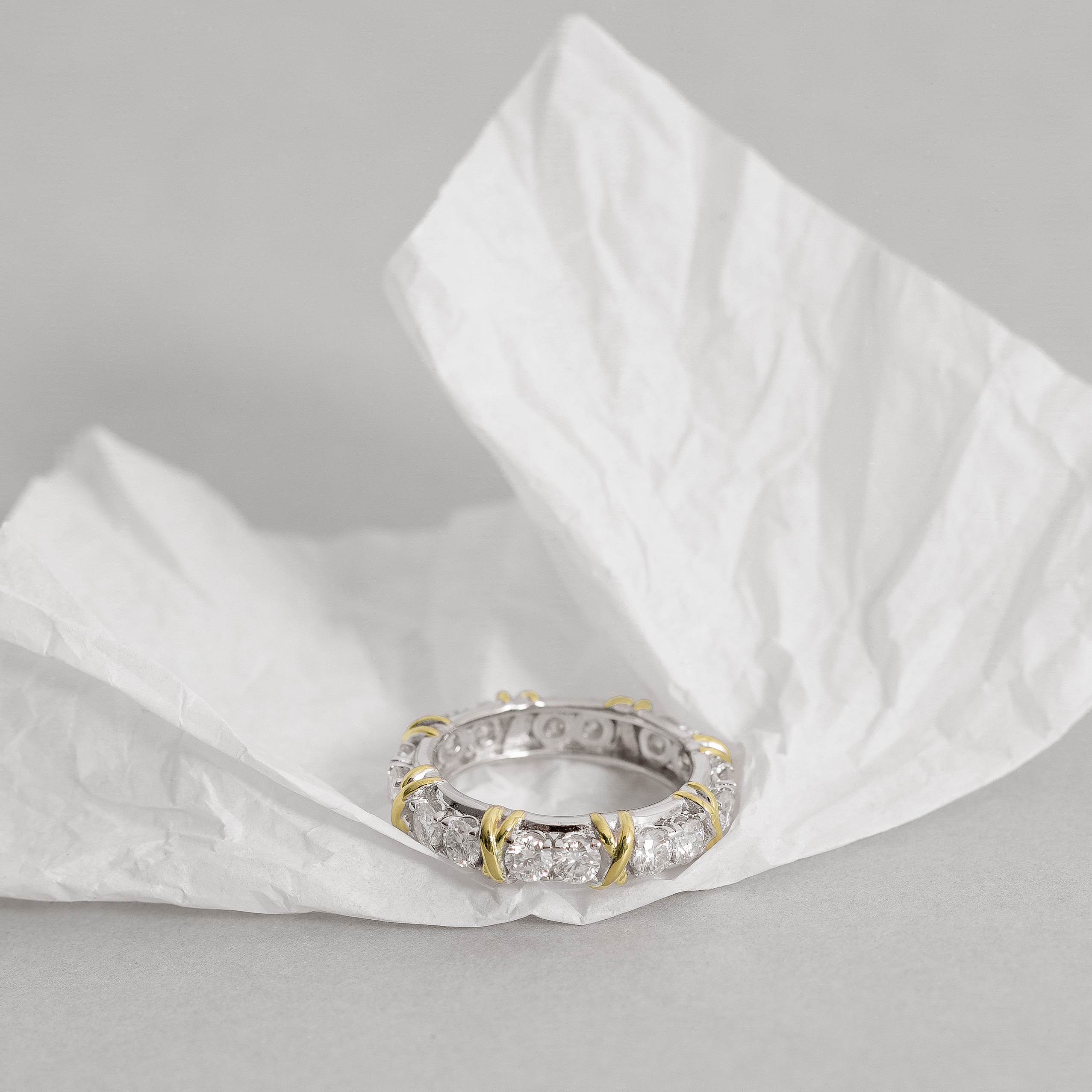 Imagem Anel aliança cravejada com moissanites 3mm detalhe ródio