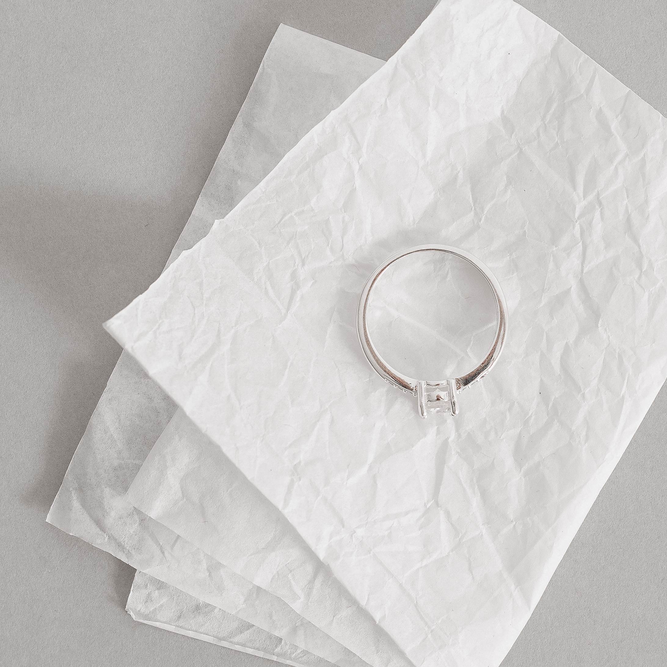 Anel solitário moissanite 5mm com cravejado embutido