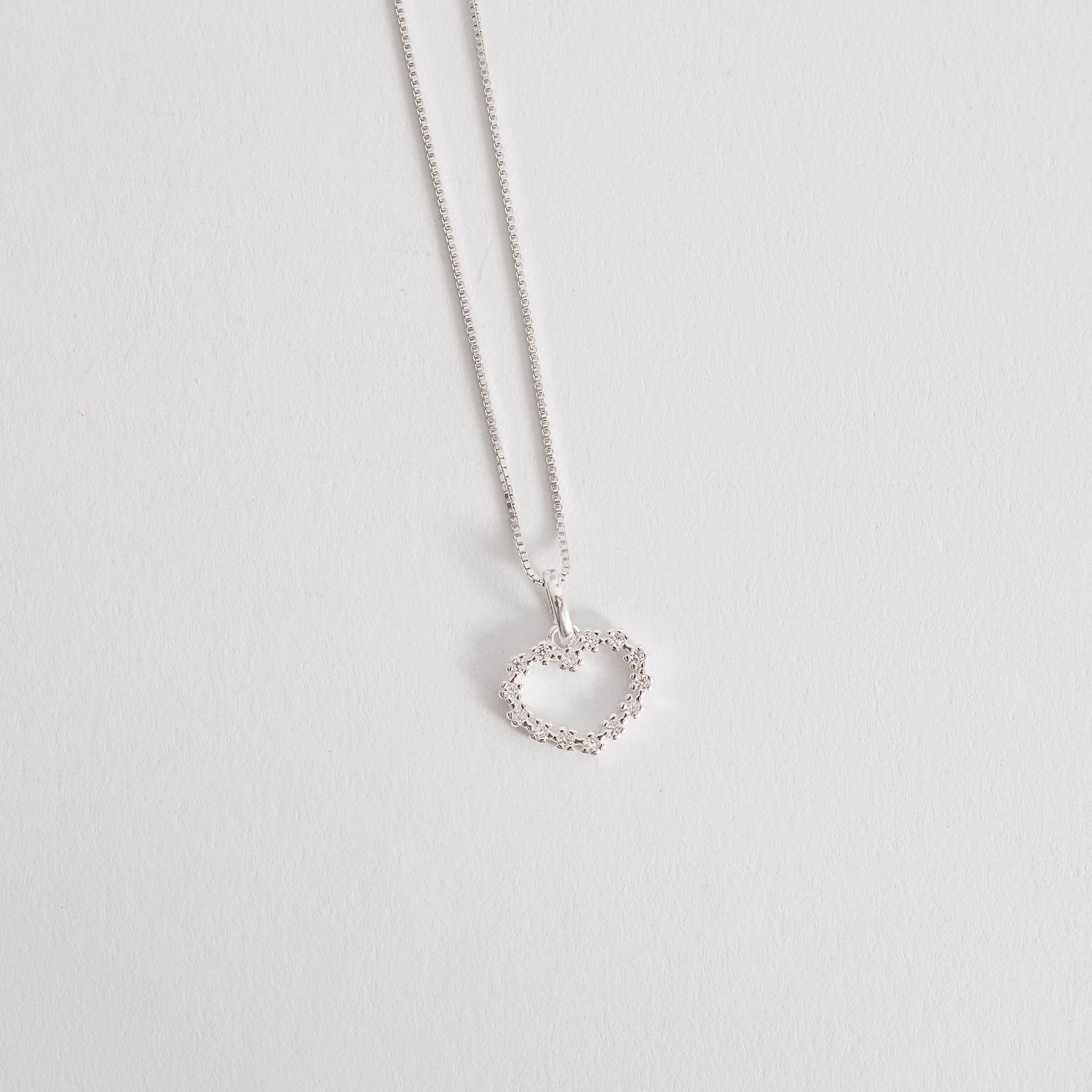 Colar pingente coração vazado cravejado 12mm 45cm