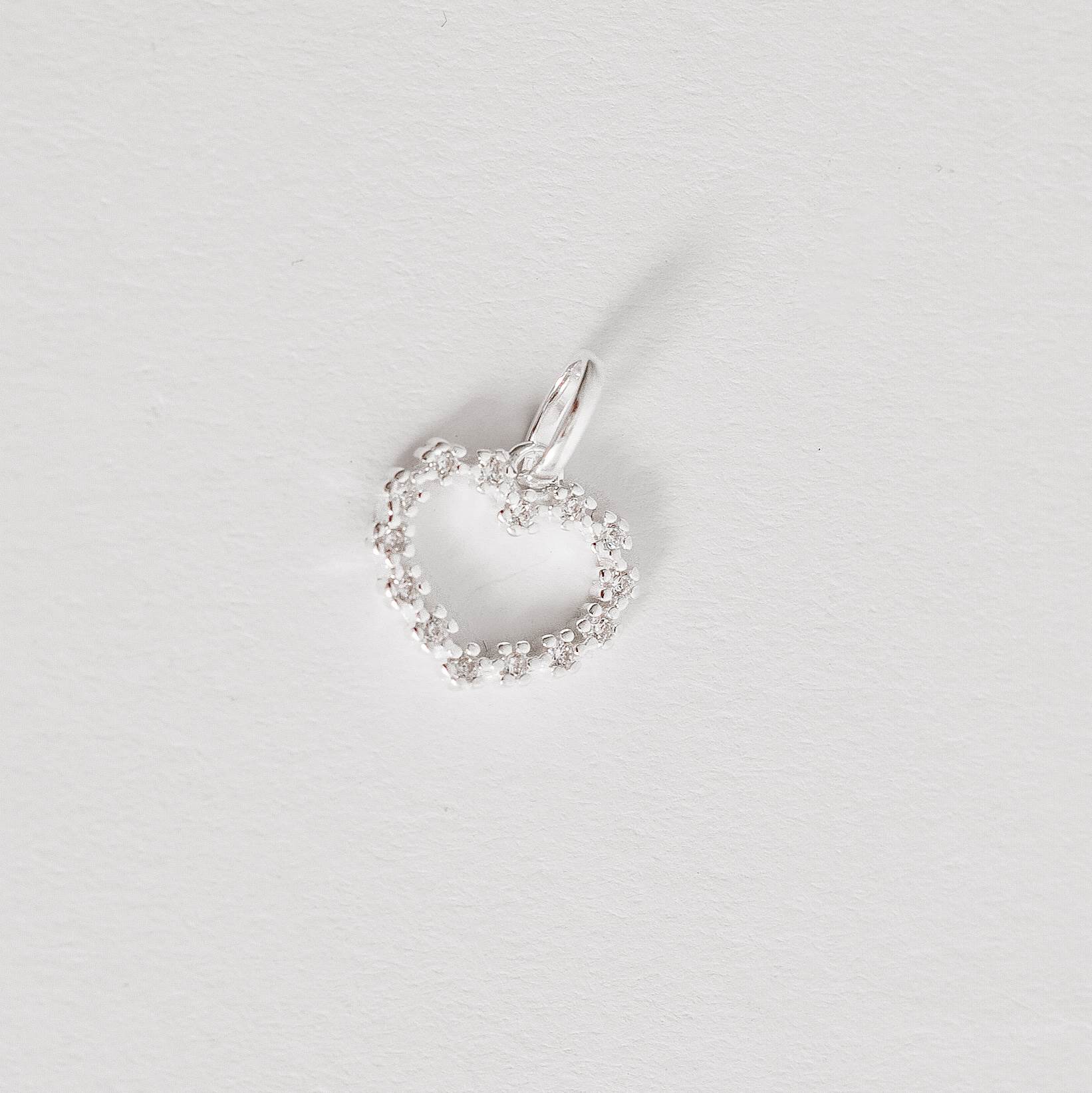 Pingente coração vazado cravejado 12mm