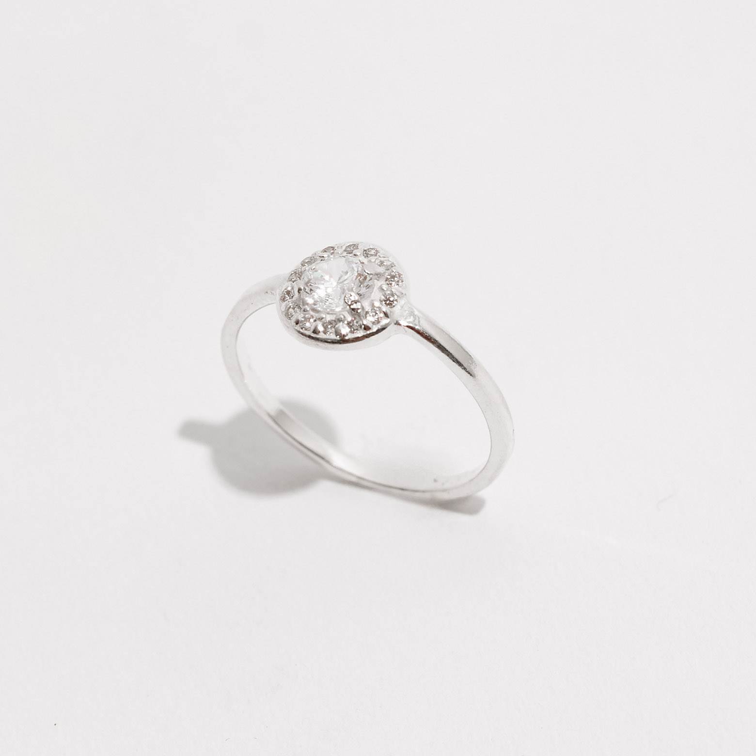 Anel solitário redondo cravejado