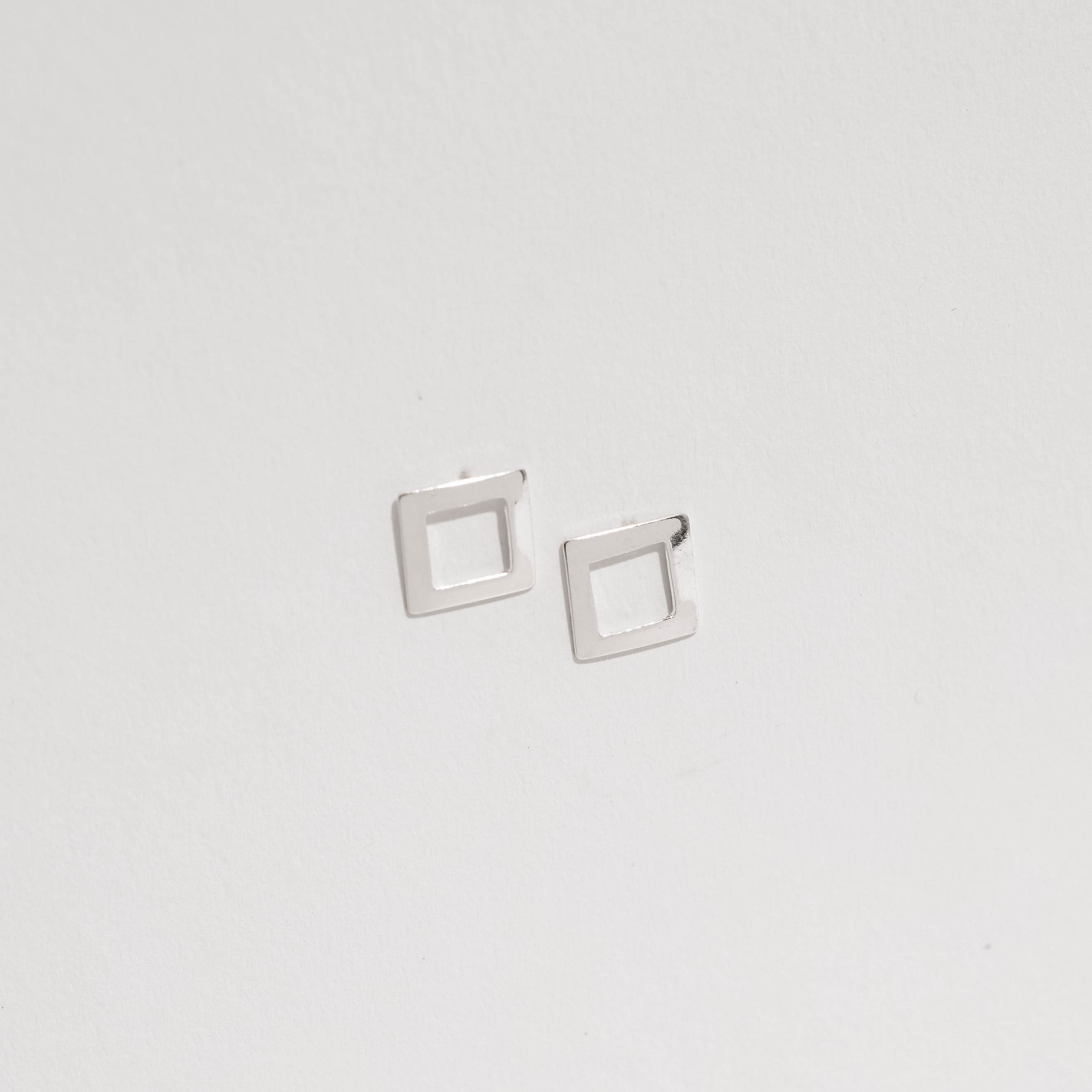 Brinco quadrado vazado 10mm
