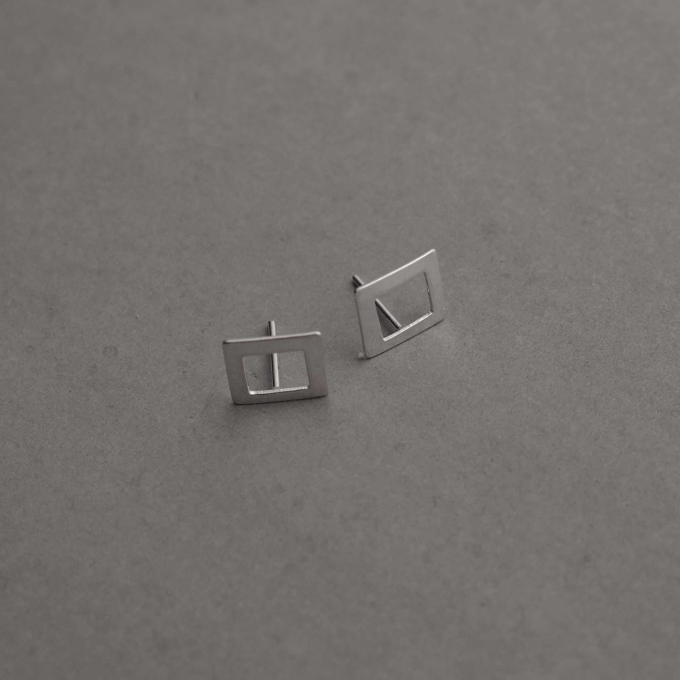 Imagem Secundária Brinco quadrado vazado 10mm