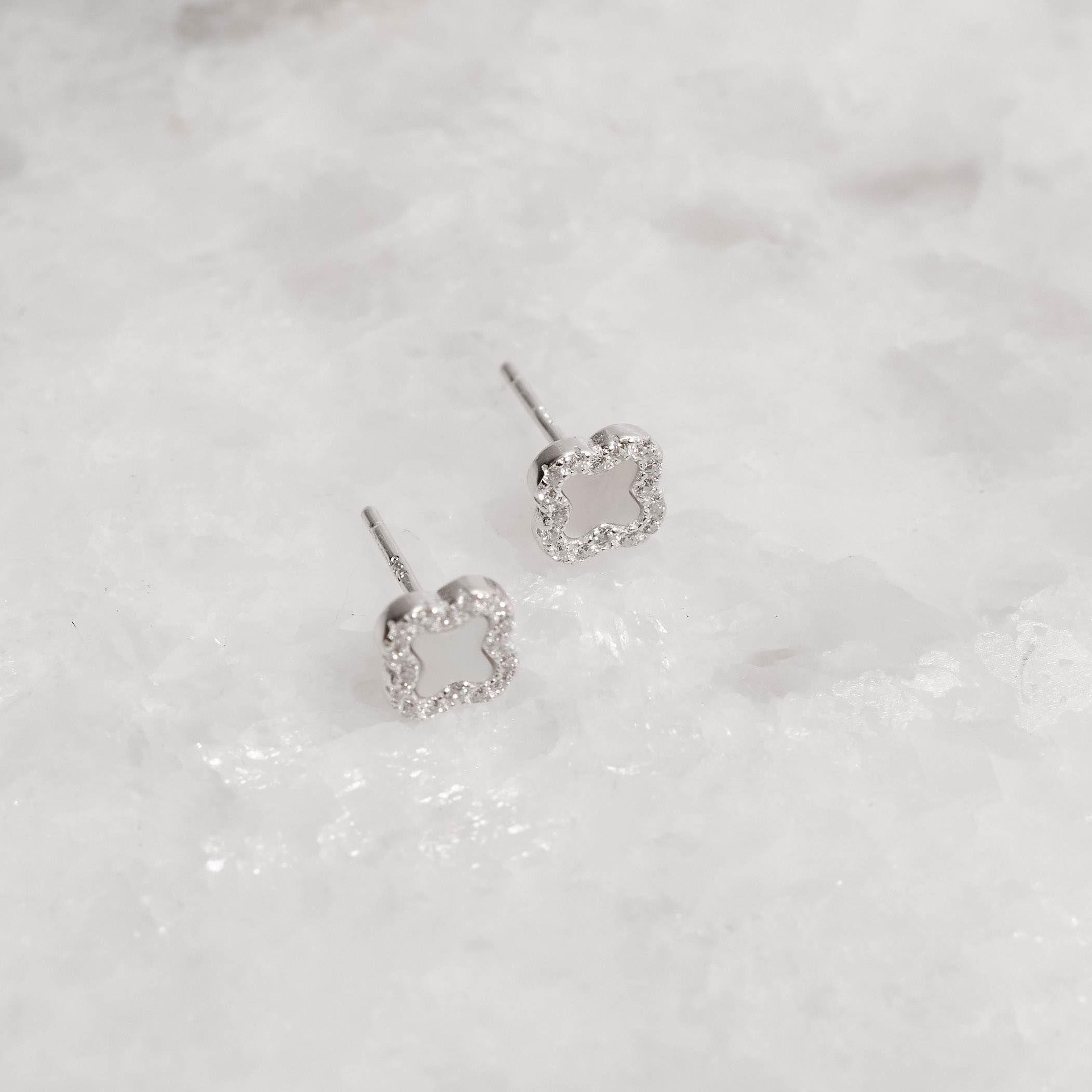 Imagem Secundária Brinco trevo madrepérola com cravejado 7mm