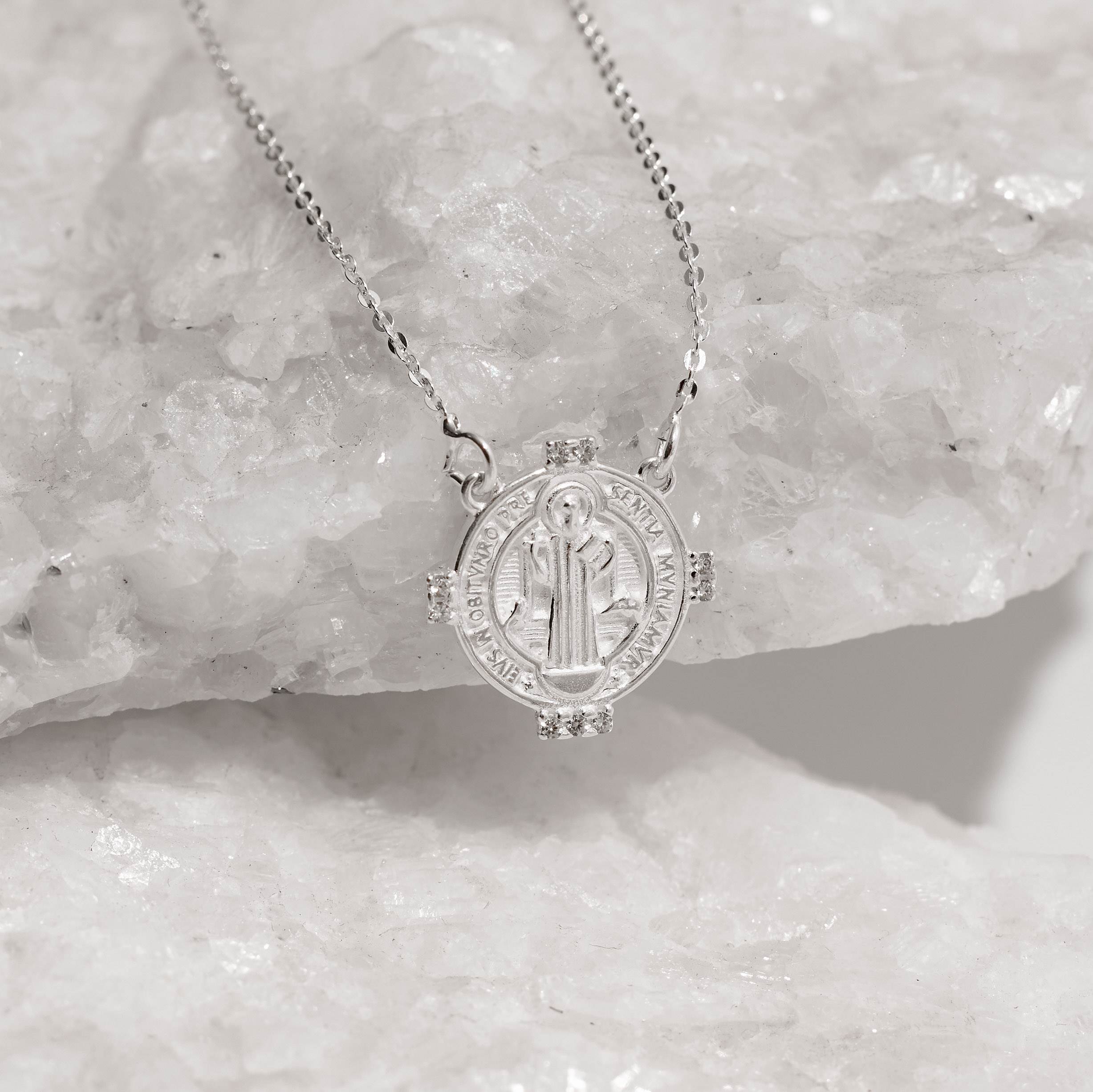 Imagem Secundária Colar medalha São Bento com zircônias 17mm corrente cadeado 40cm com alongadora