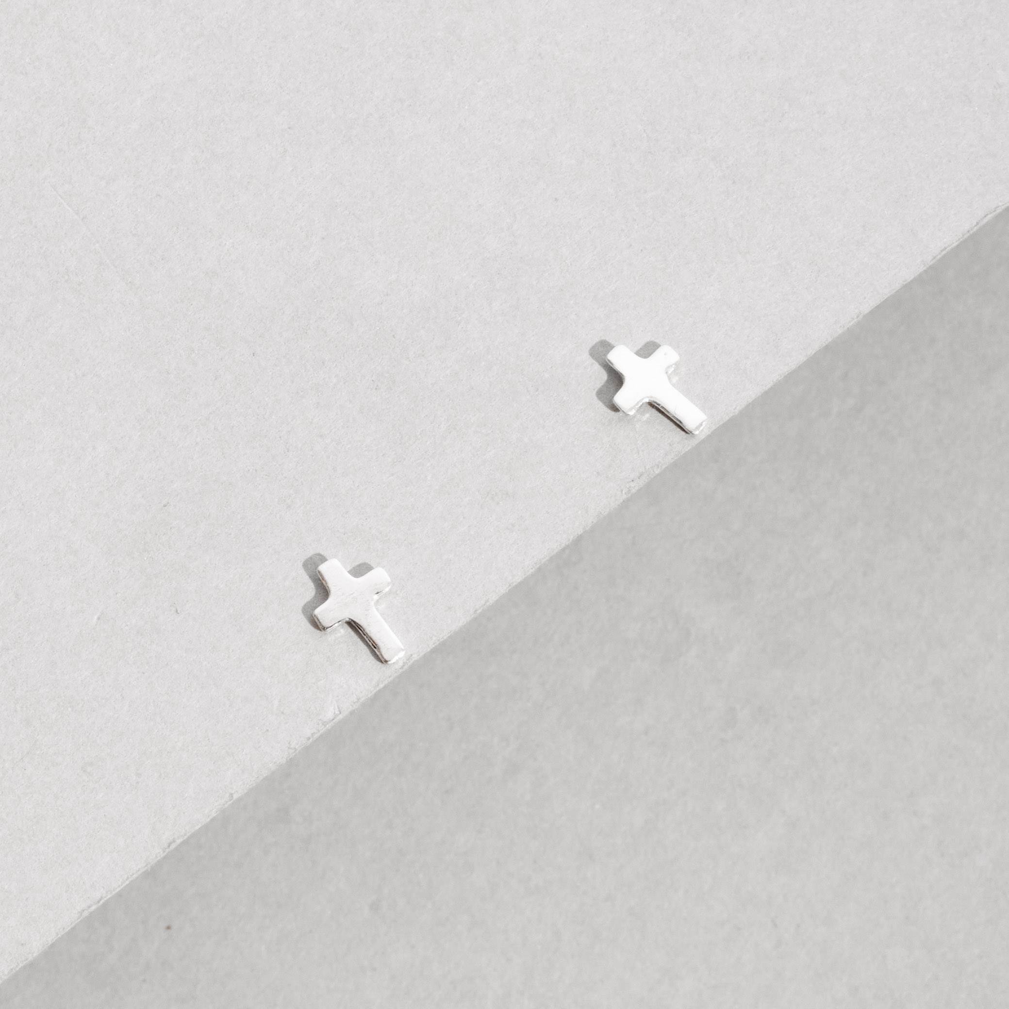 Brinco cruz lisa 7mm