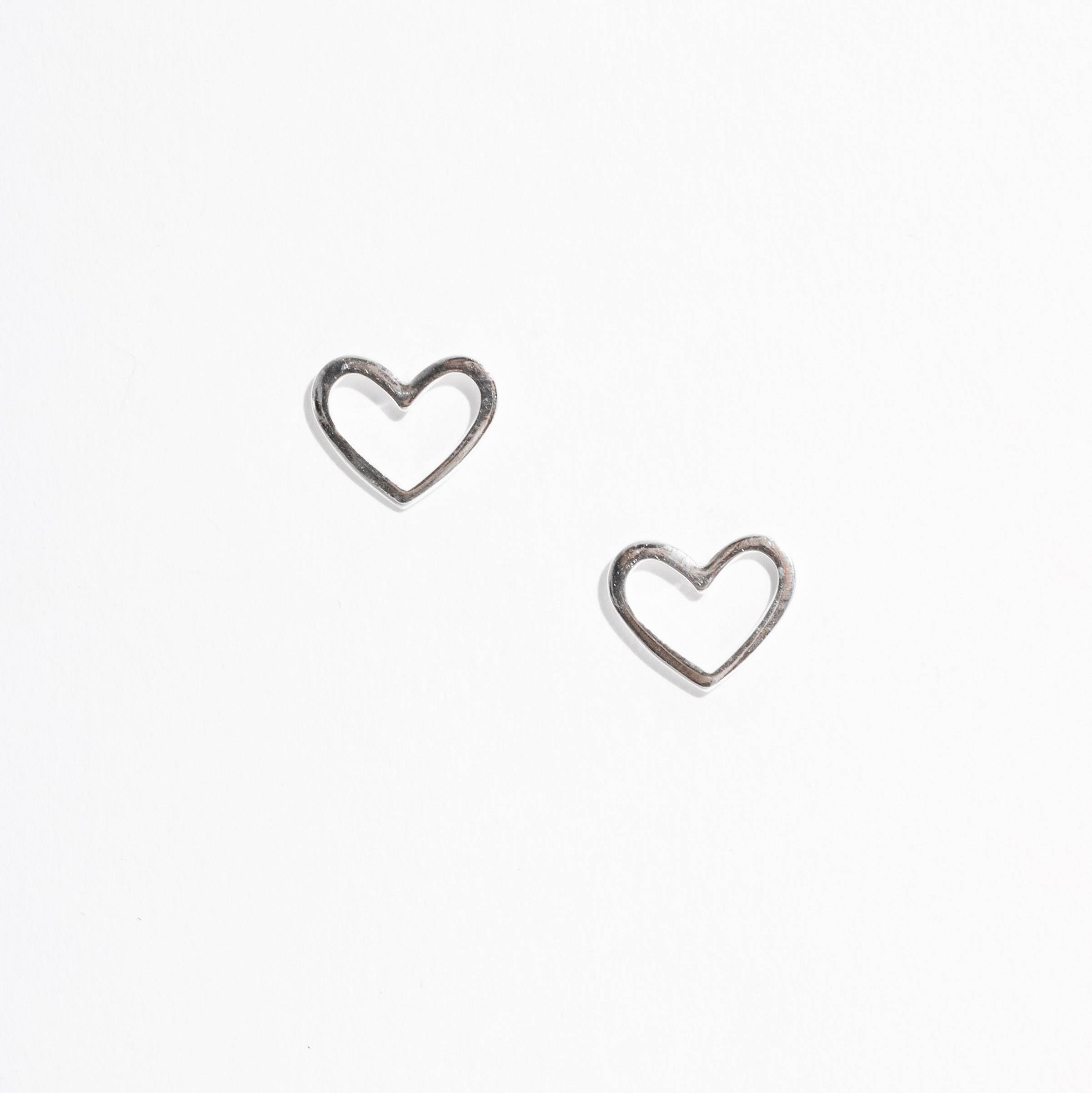 Brinco coração vazado 11mm