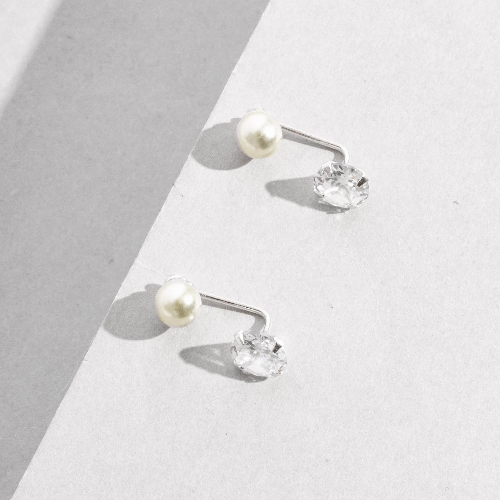 Brinco pérola 5mm e zircônia 6mm