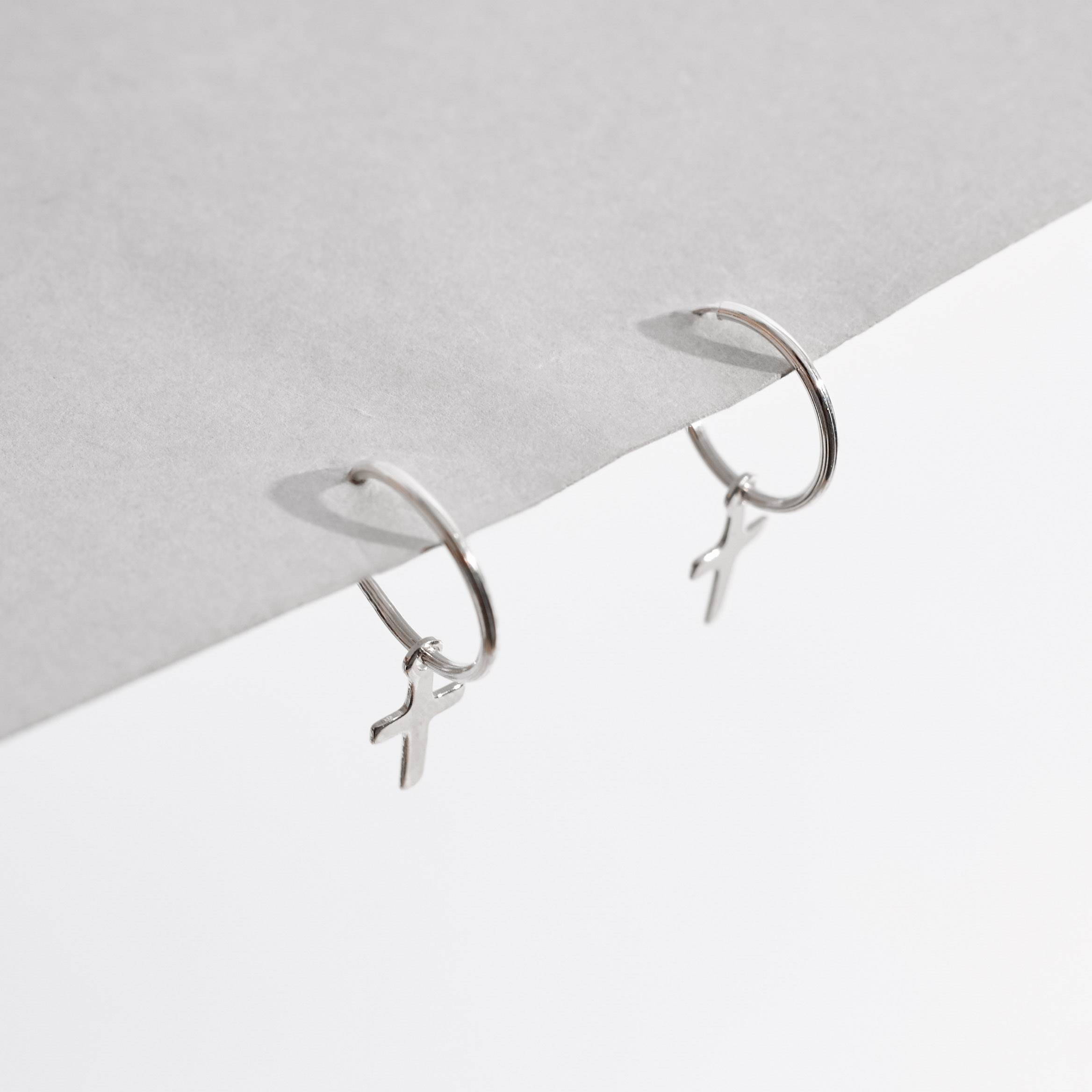 Argola 12mm pingente cruz 9mm