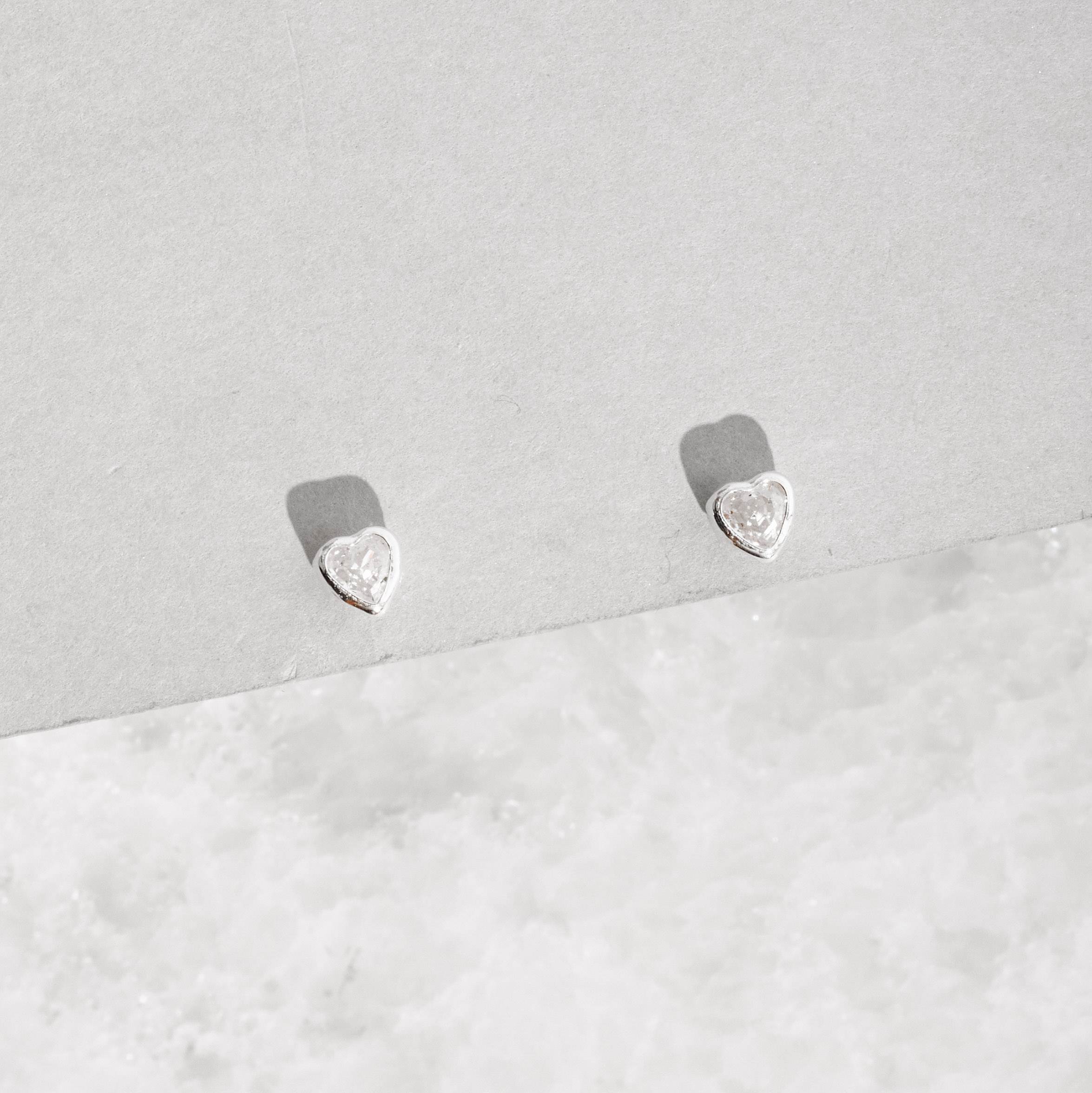 Imagem Secundária Brinco zircônia coração embutida 4mm