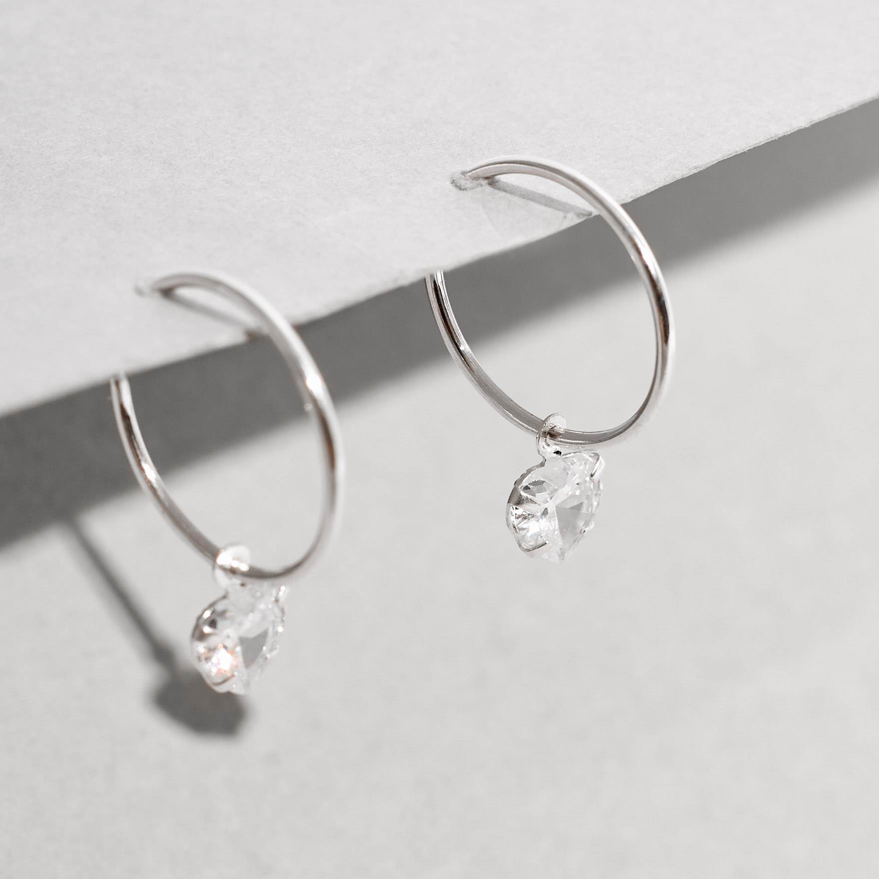 Argola 18mm pingente zircônia coração