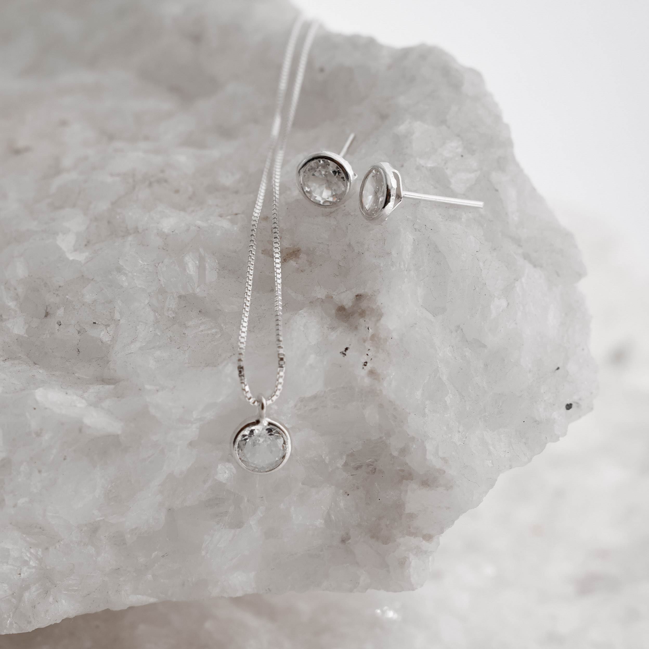 Conjunto brinco e colar zircônia redonda embutida 6mm 40cm