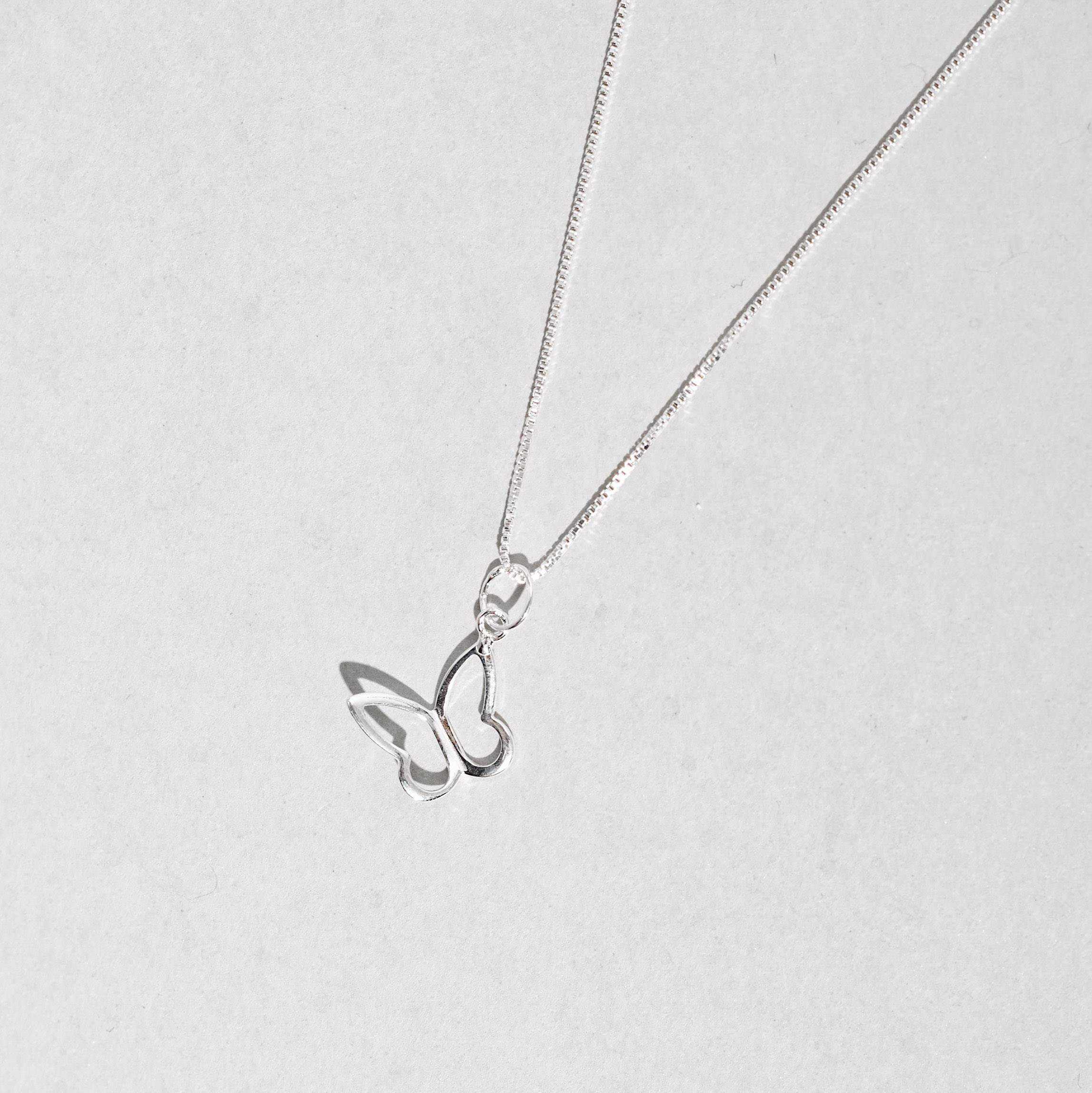 Colar pingente borboleta vazada de lado 11mm 45cm