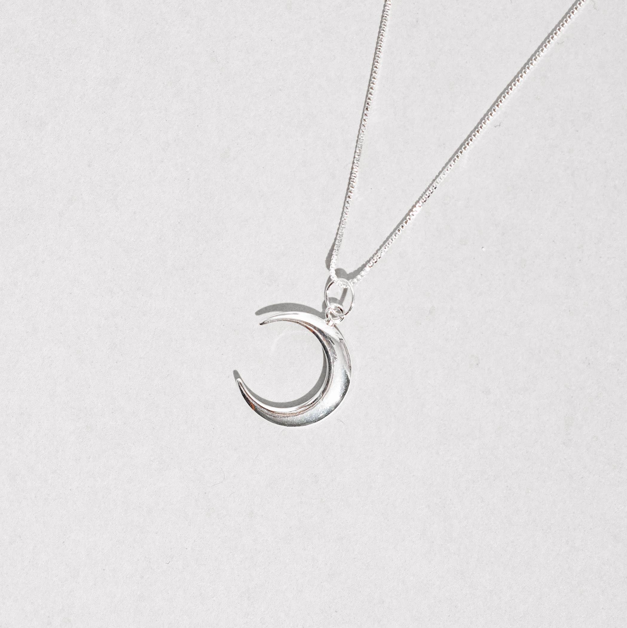 Imagem Secundária Colar pingente lua fina 16mm 45cm