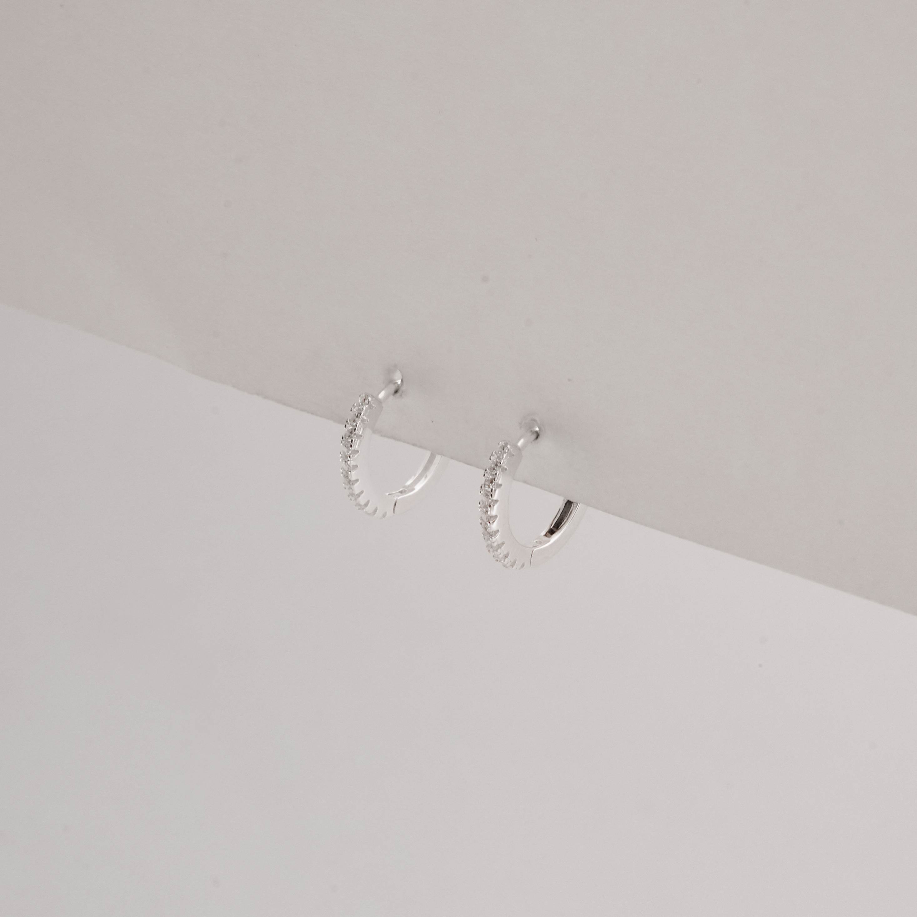 Argola click redonda cravejada 12mm