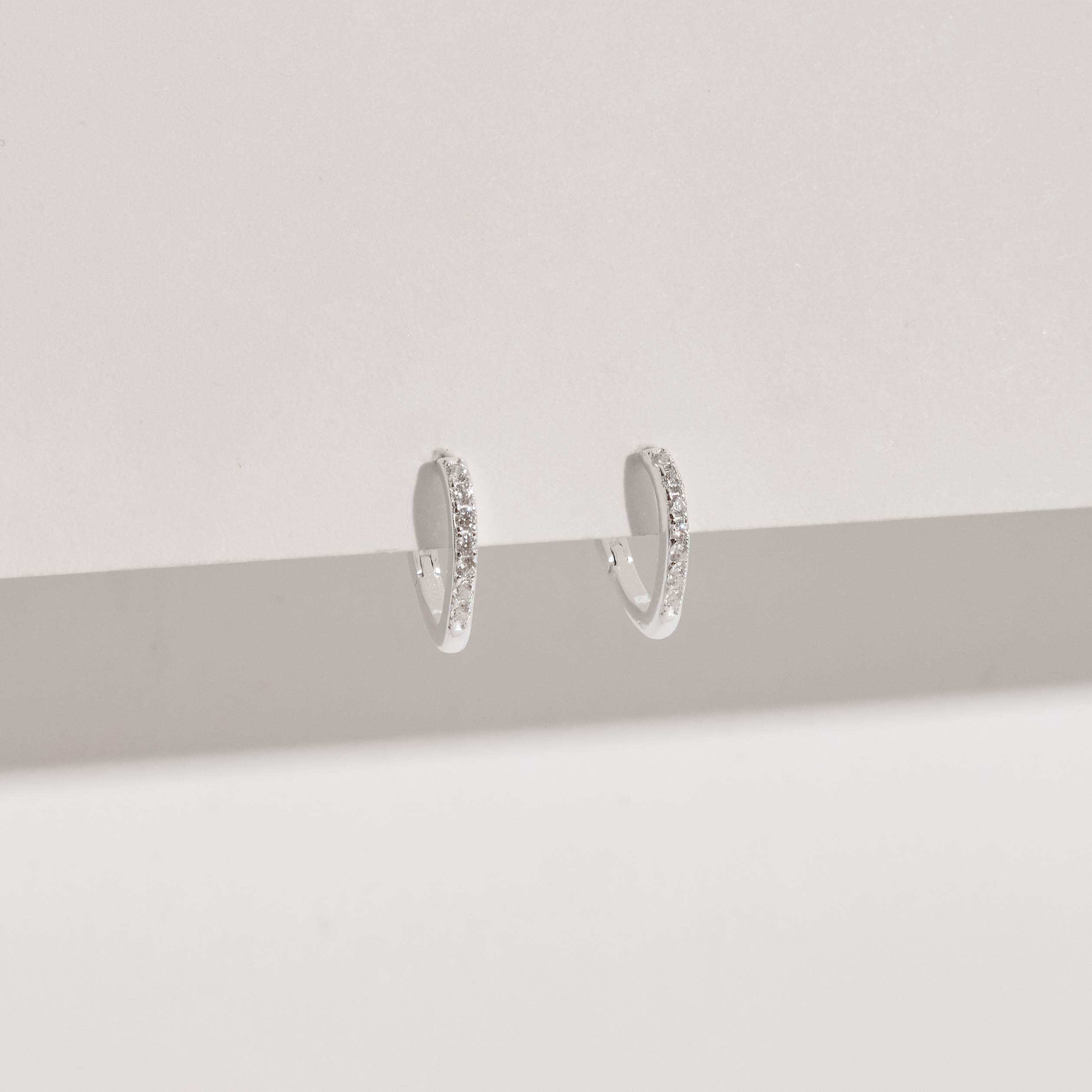 Argola click gota 13mm cravejada cristal
