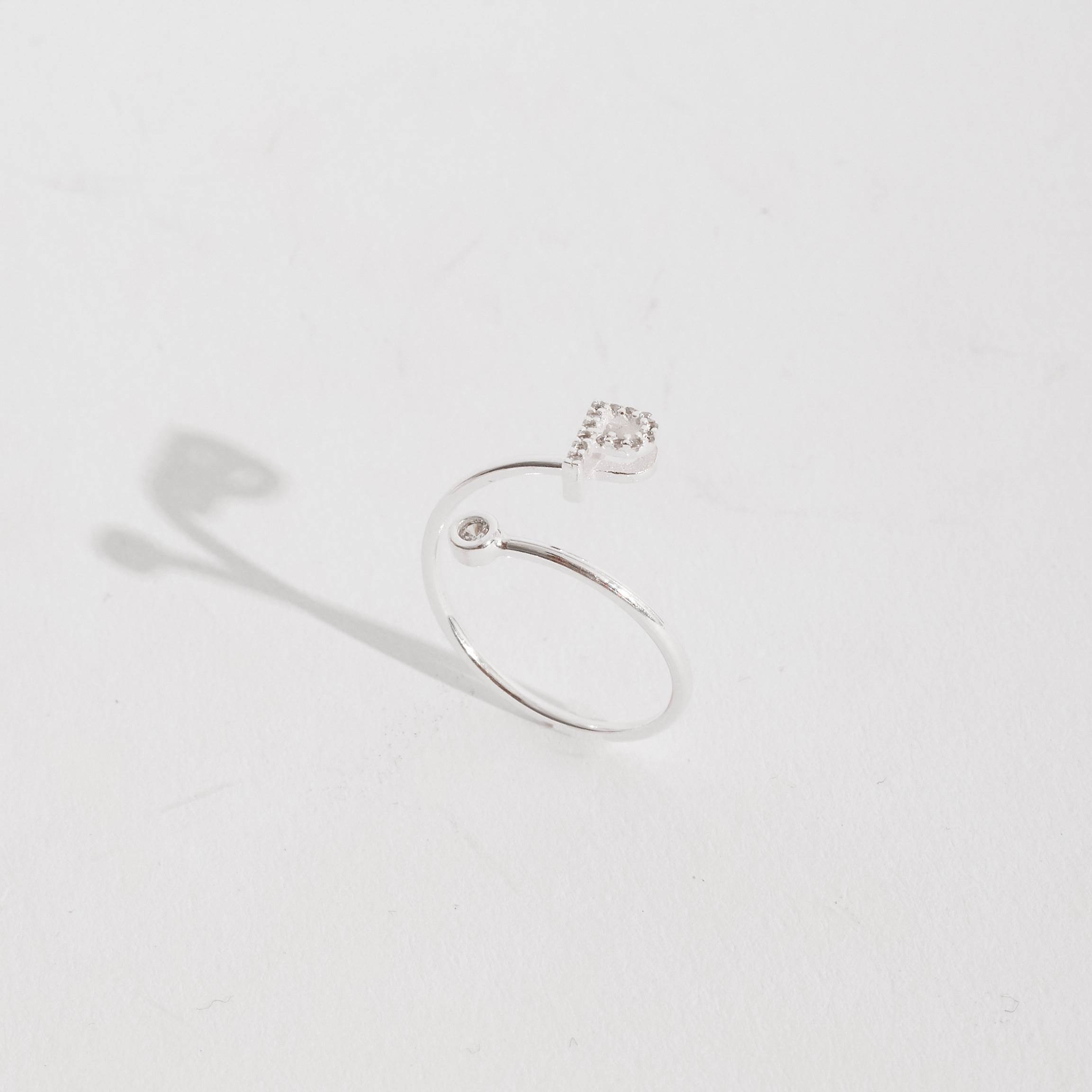 Imagem Secundária Anel letra P cravejada e zircônia regulável P