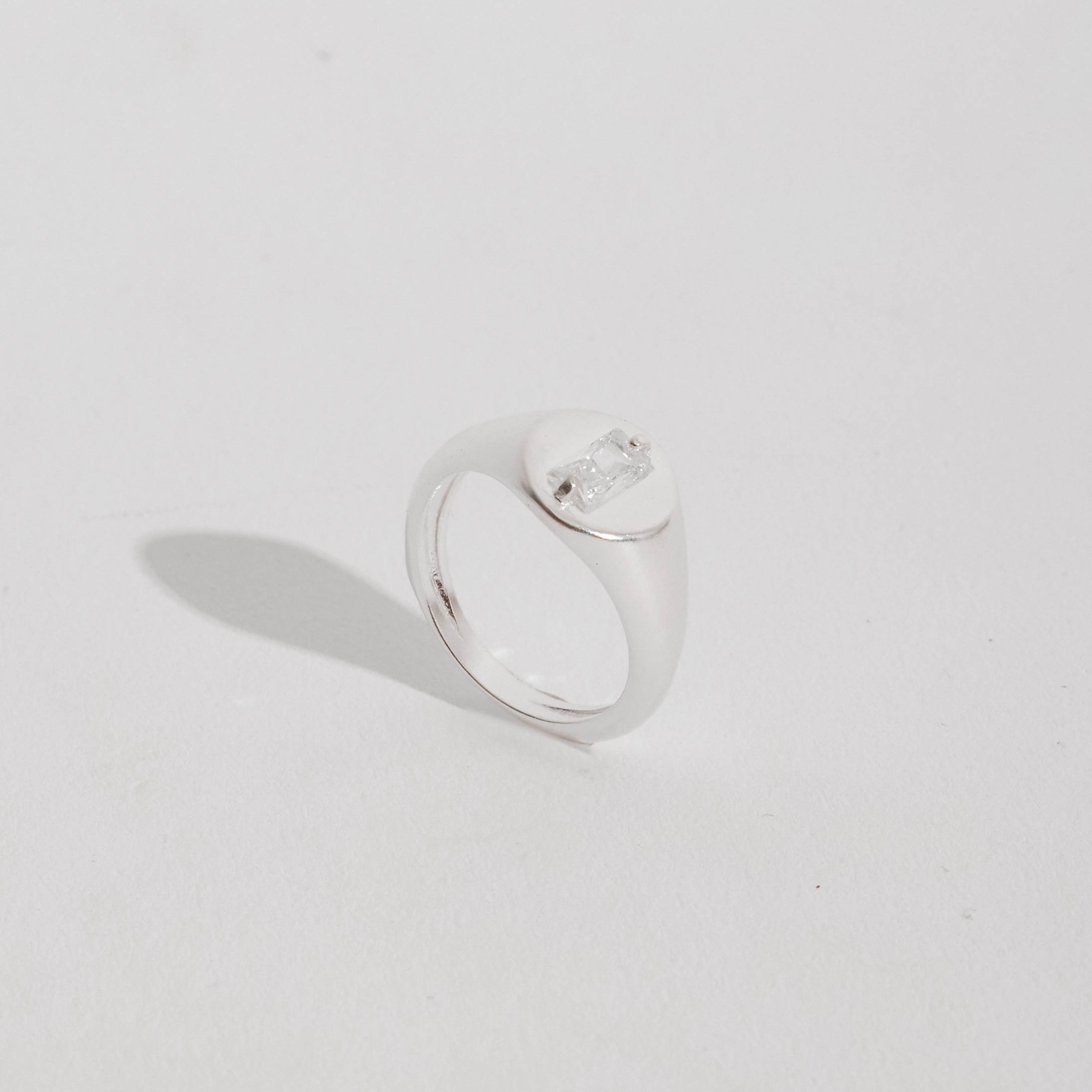 Anel oval com zircônia retangular dedinho