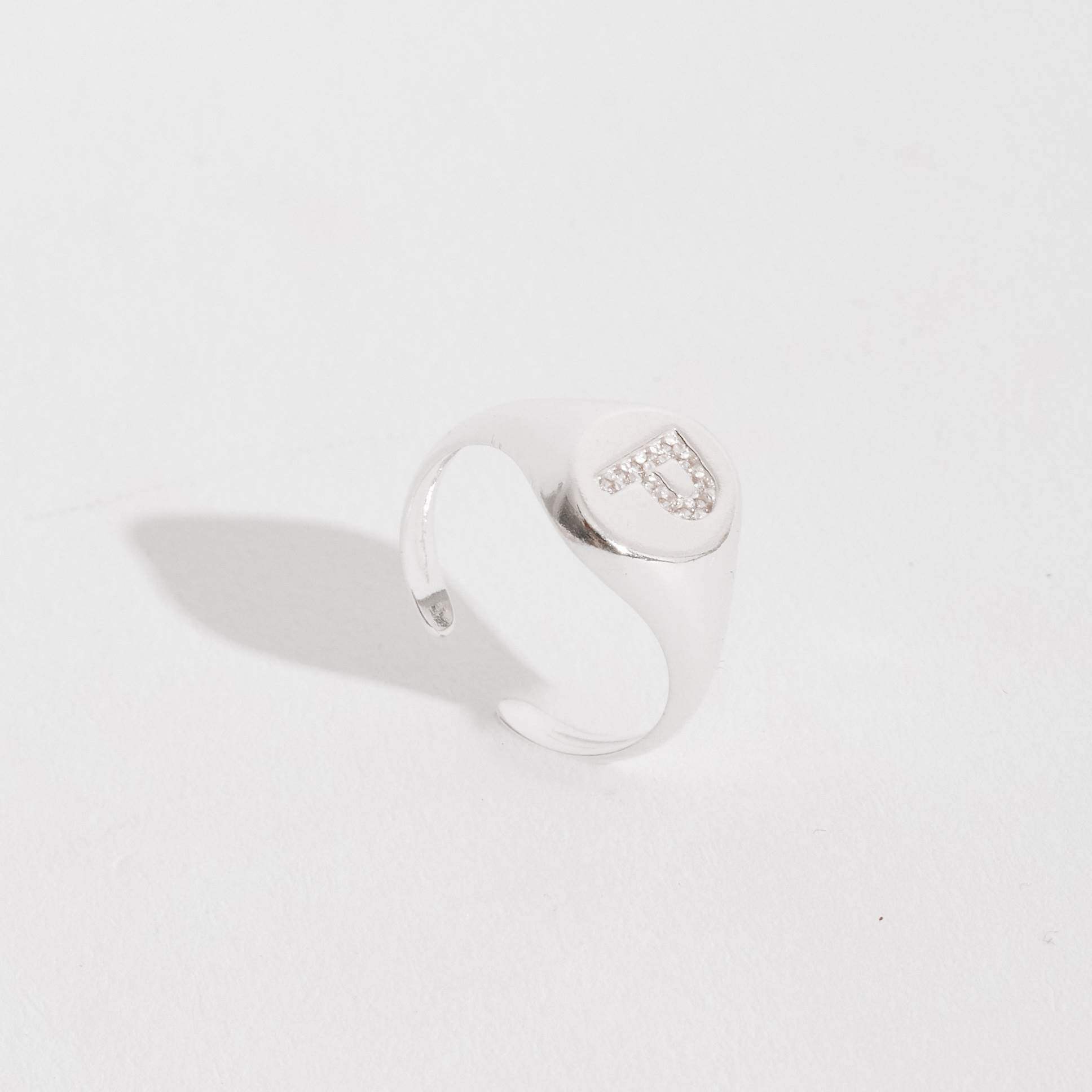 Imagem Secundária Anel oval letra P cravejada regulável P