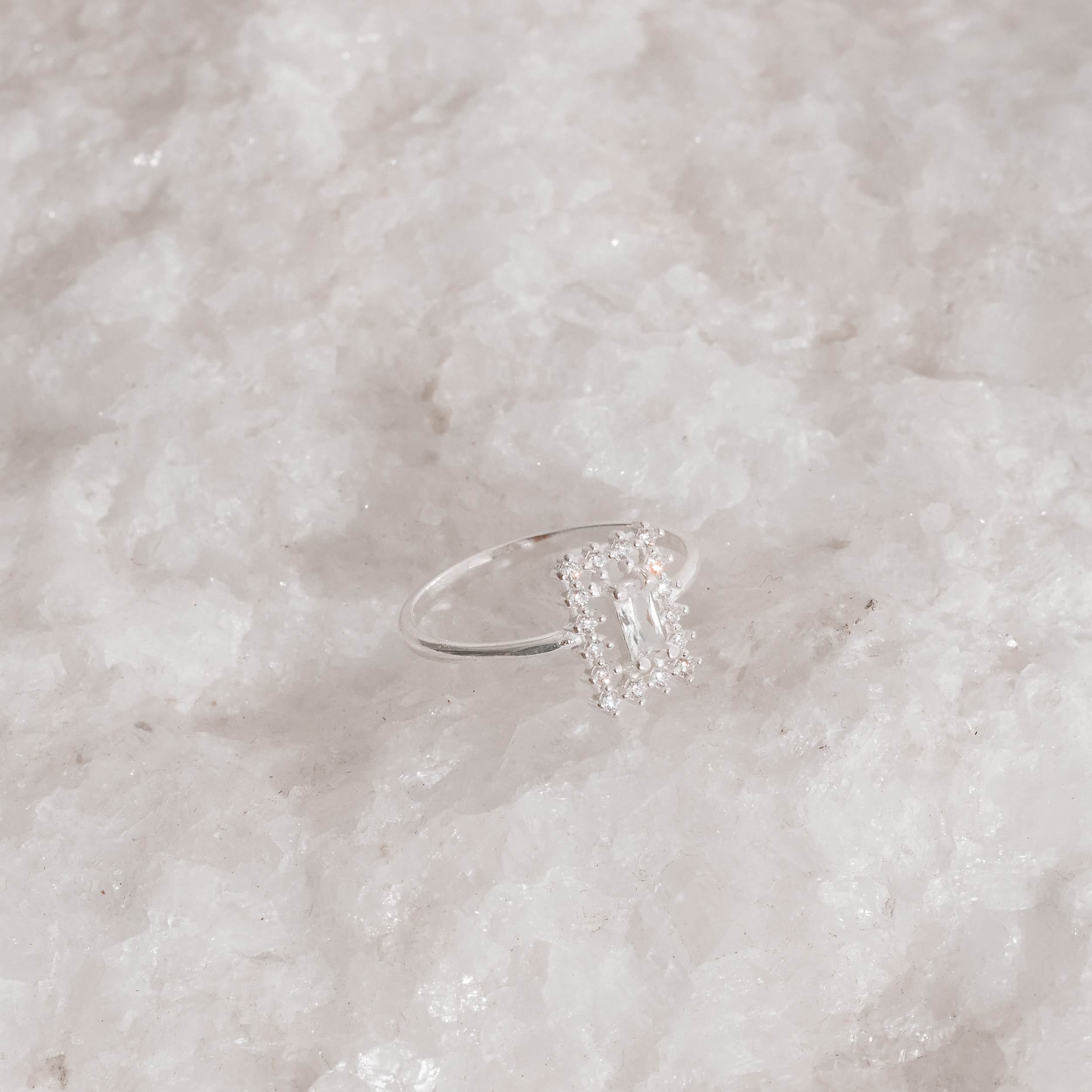 Anel zircônia retangular cristal com cravejado