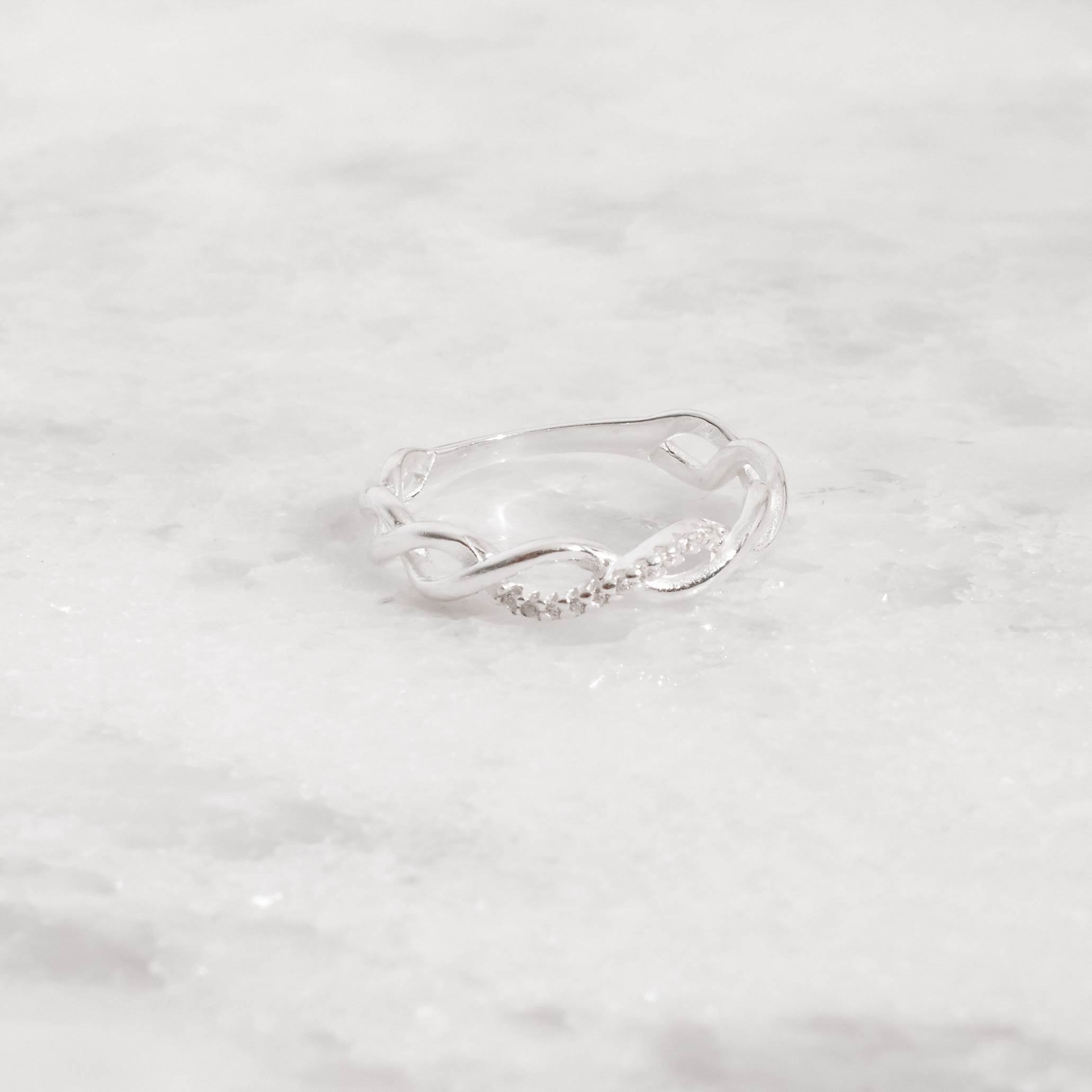 Anel trançado com detalhe cravejado