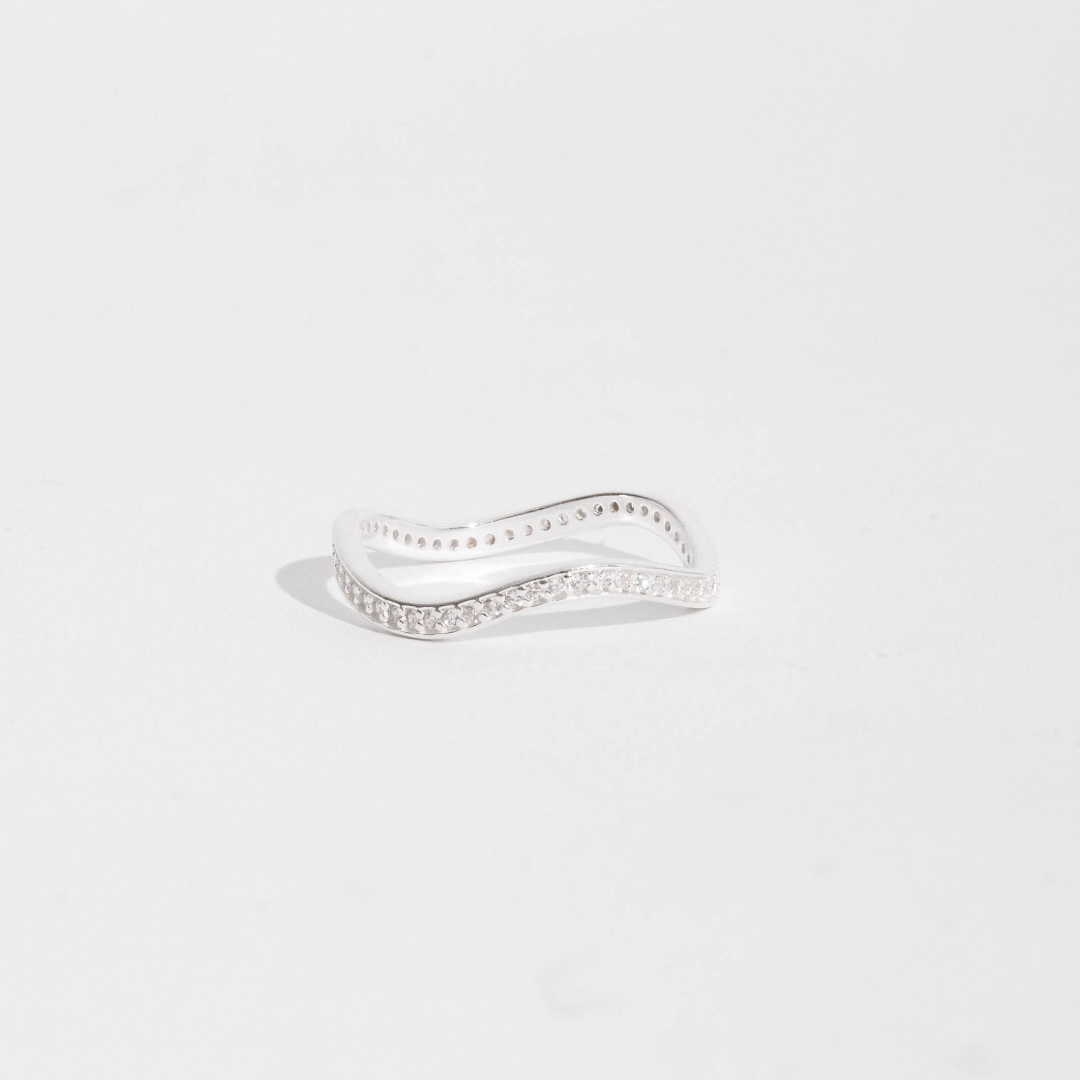 Anel ondulado todo cravejado