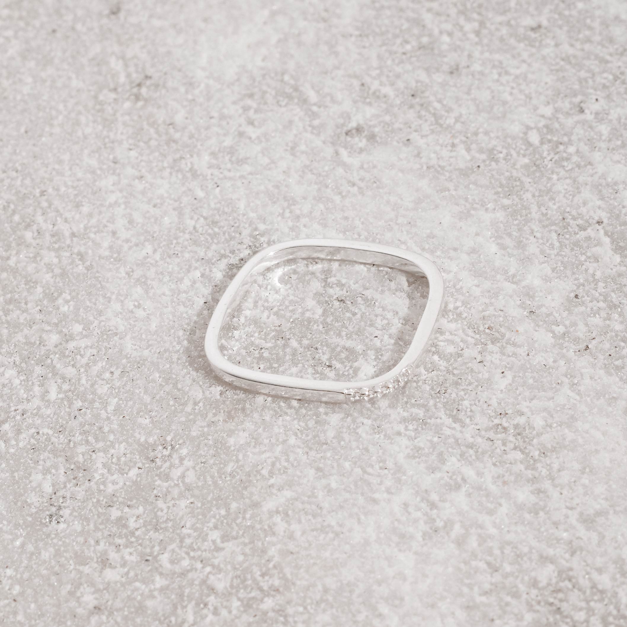 Anel quadrado com detalhe cravejado