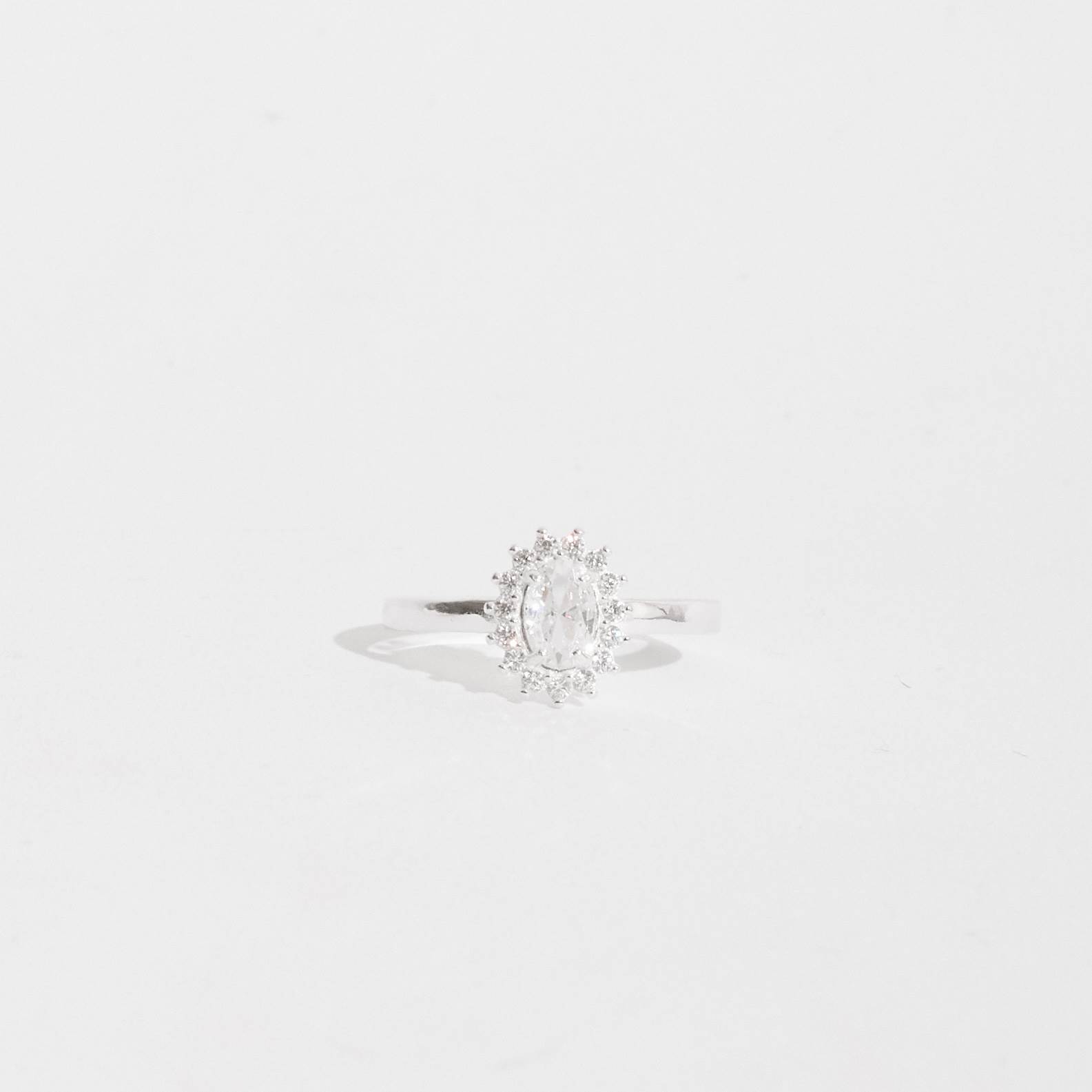 Anel zircônia oval cristal com cravejado