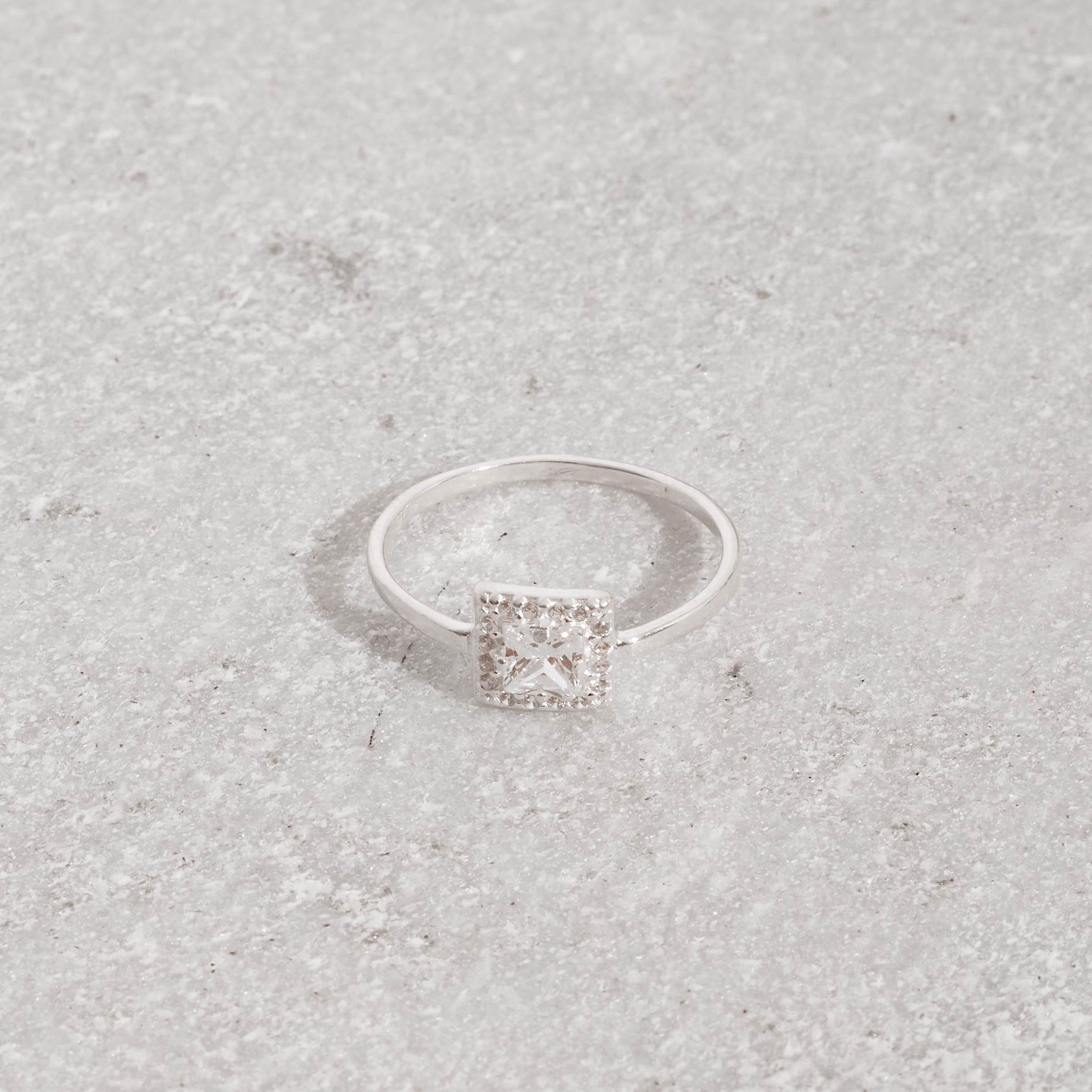 Anel quadrado cravejado