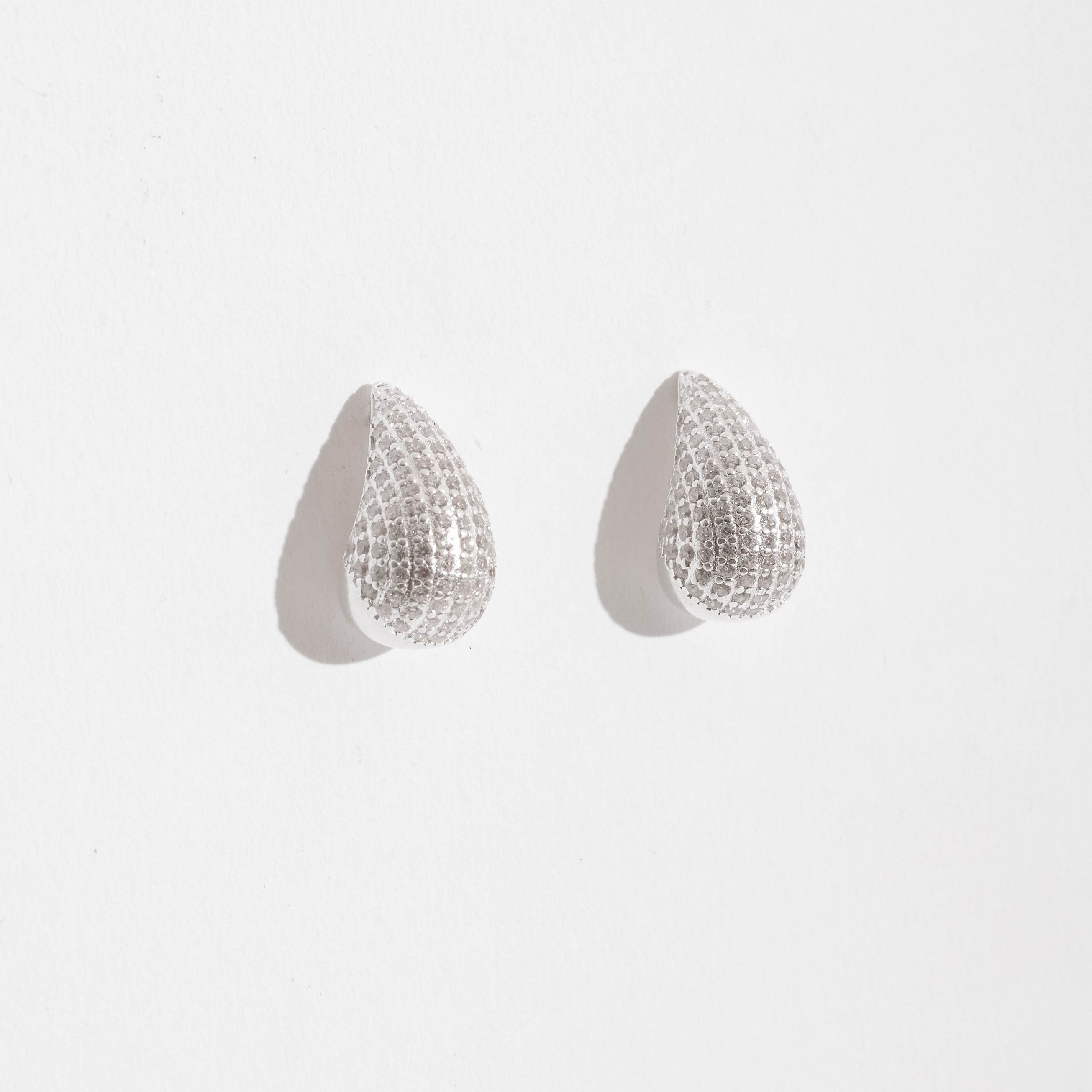 Brinco gota pesada cravejada 18mm