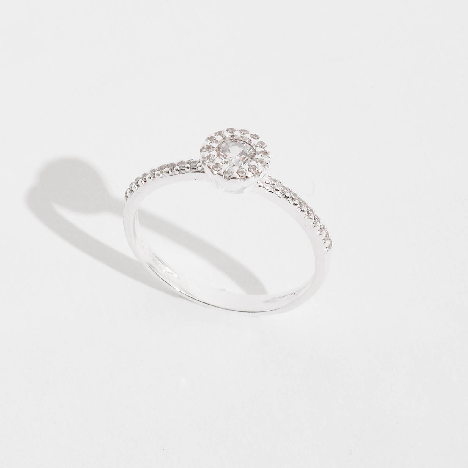 Imagem Secundária Anel meia aliança detalhe botão com zircônia